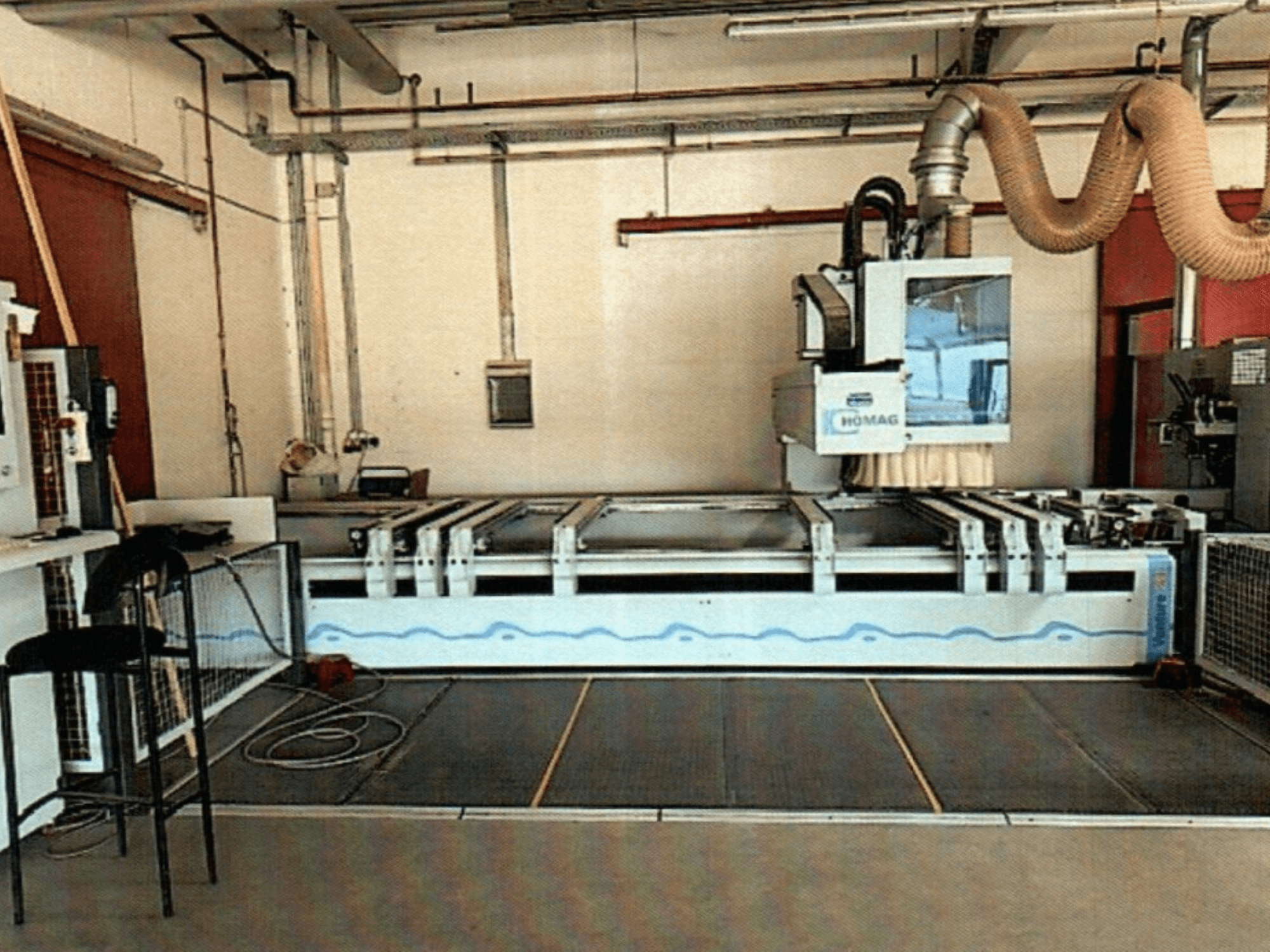 CNC obráběcí centrum na dřevo HOMAG BAZ 211/40K v dílně, kde je vidět ovládací panel stroje a řezný prostor.