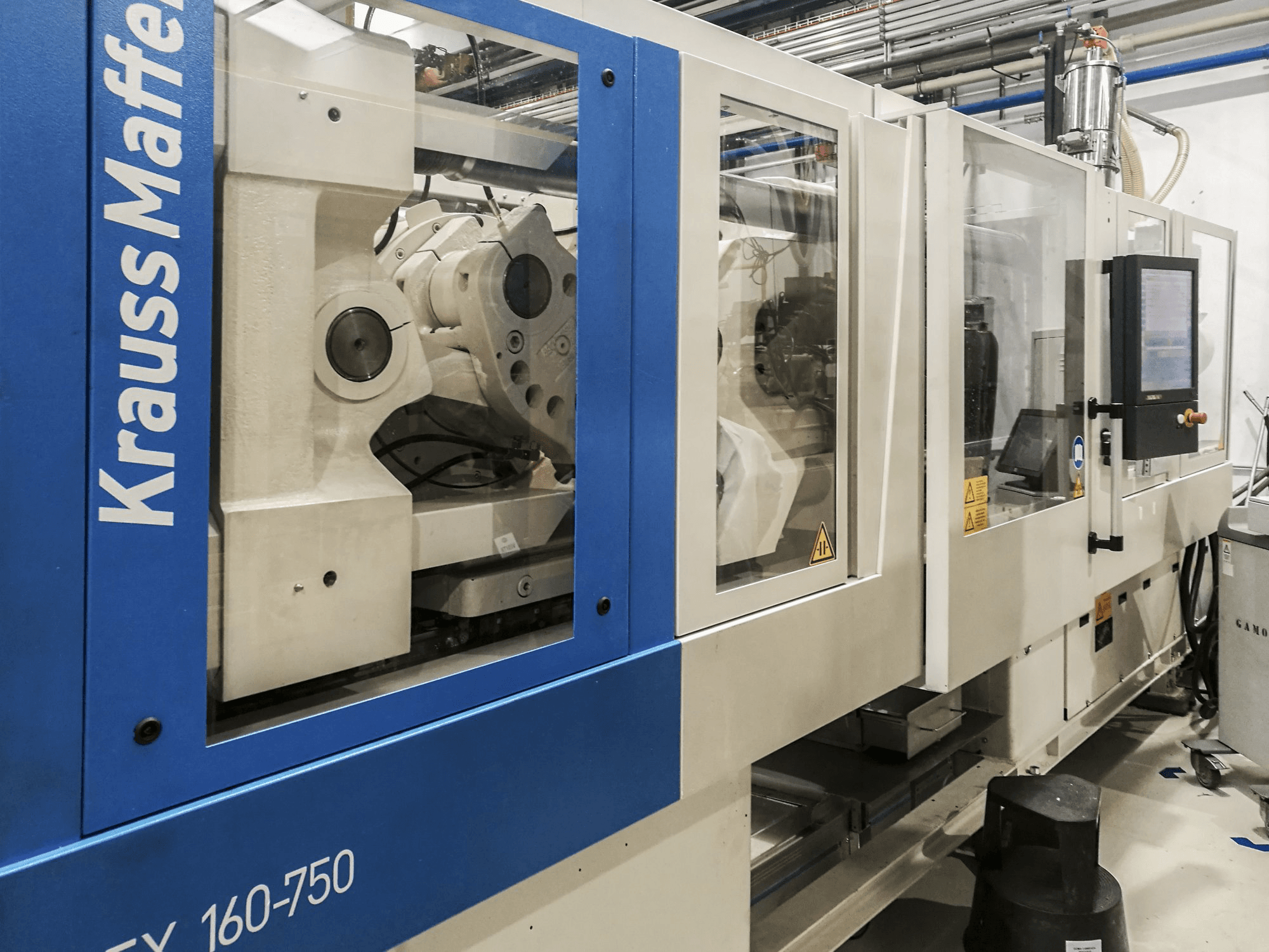 Levý pohled na Krauss Maffei 160-750 EX stroj