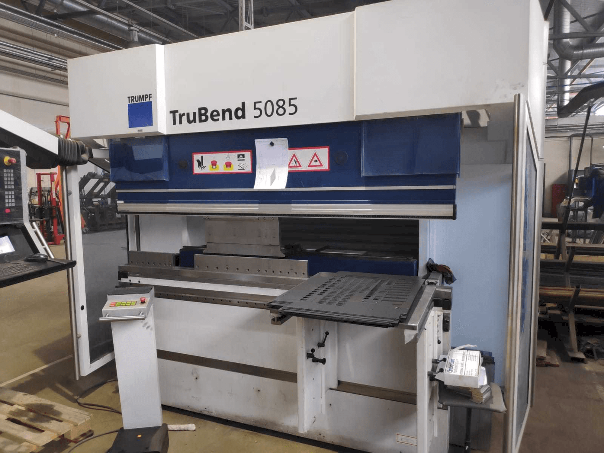 Čelní pohled na Trumpf TruBend 5085 stroj