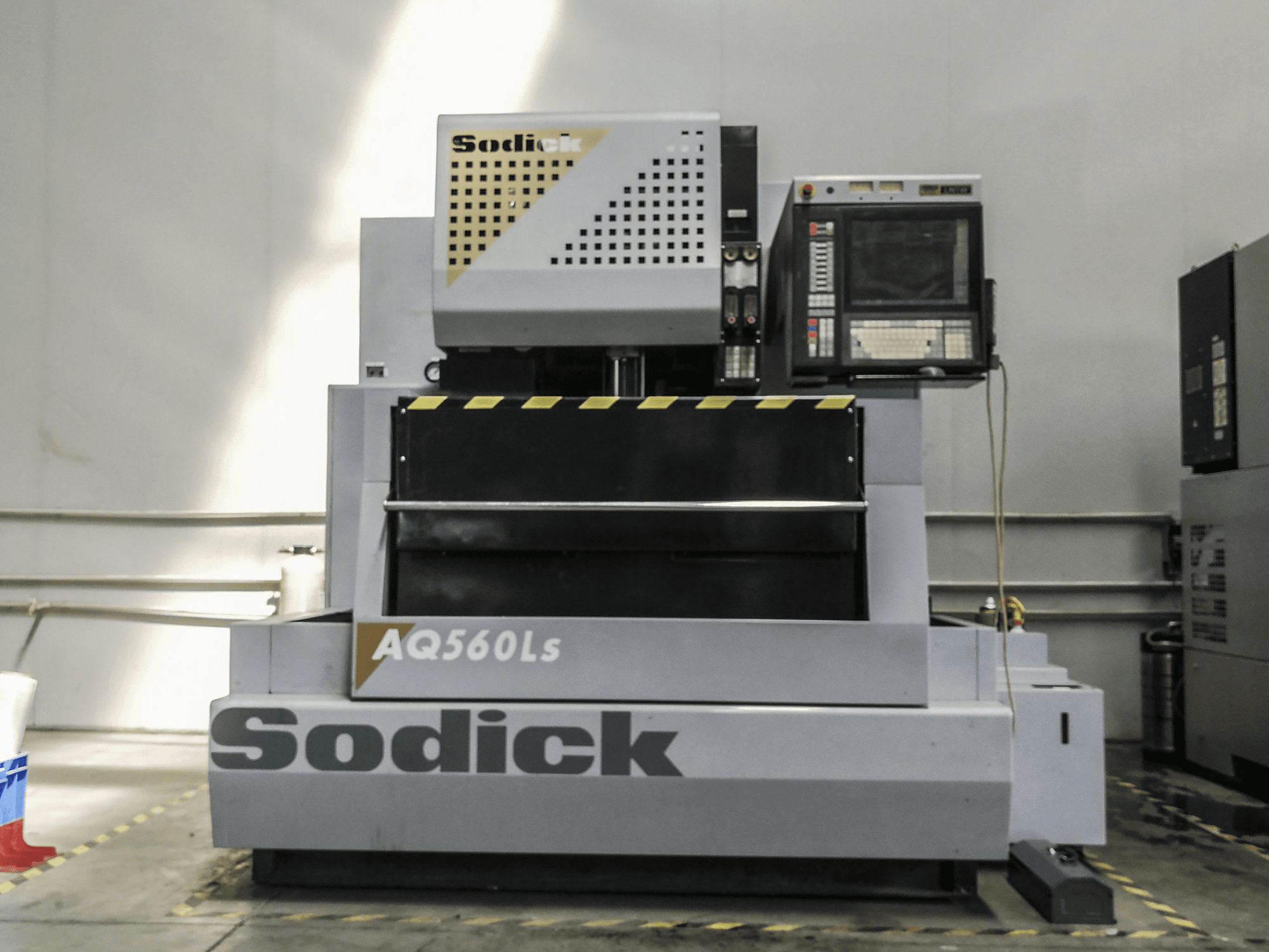 Čelní pohled na Sodick AQ560LS stroj