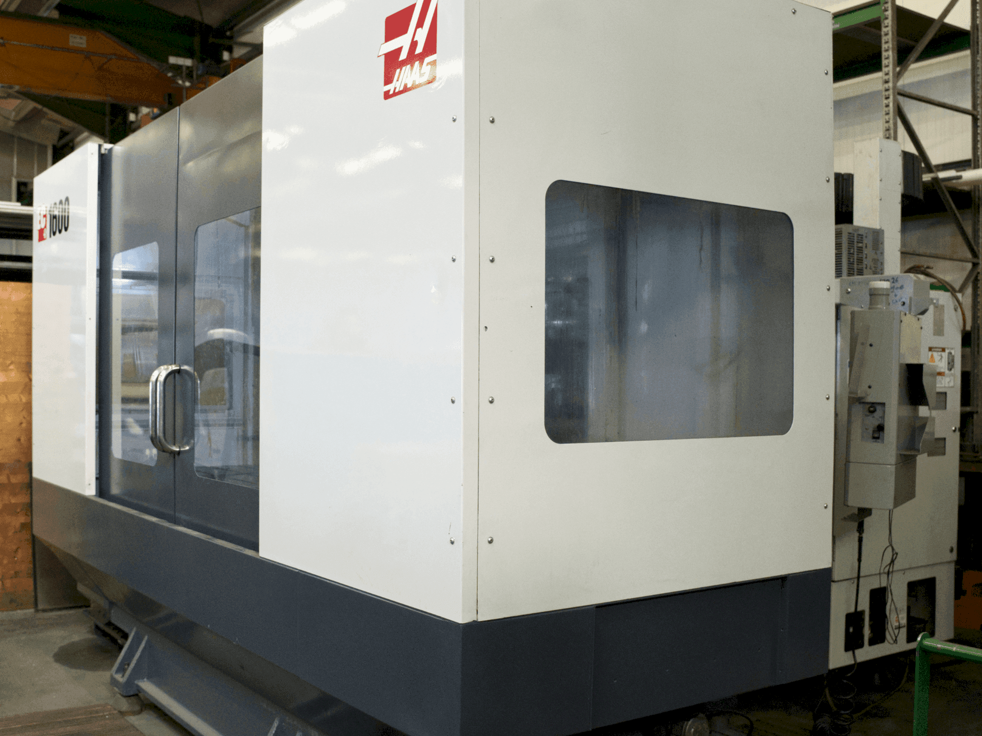 Čelní pohled na HAAS EC-1600 stroj
