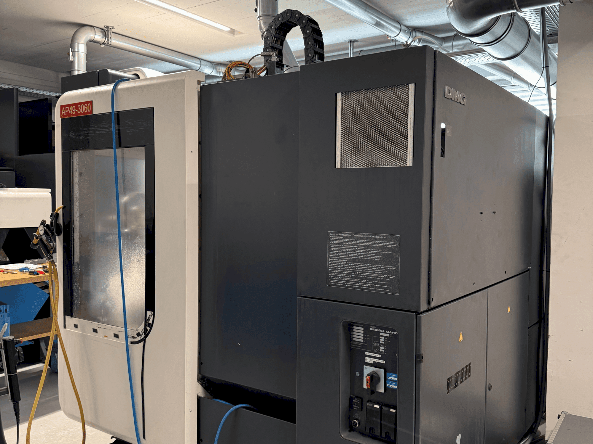 Čelní pohled na DMG DECKEL MAHO DMU 70 Evolution linear stroj