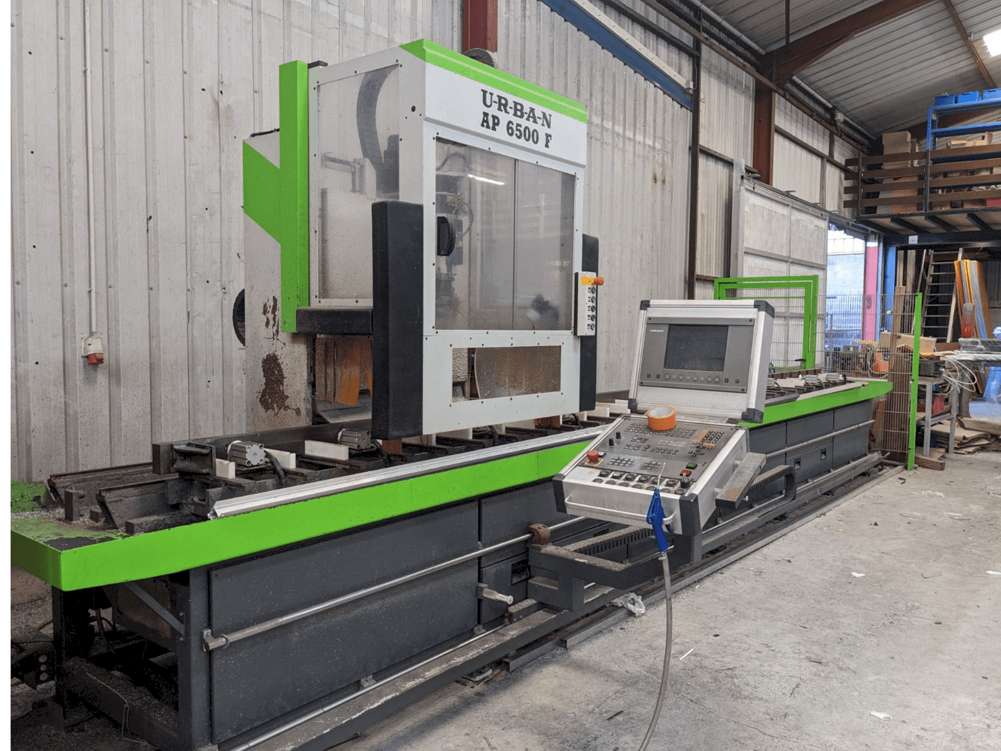 Čelní pohled na URBAN AP6500 stroj