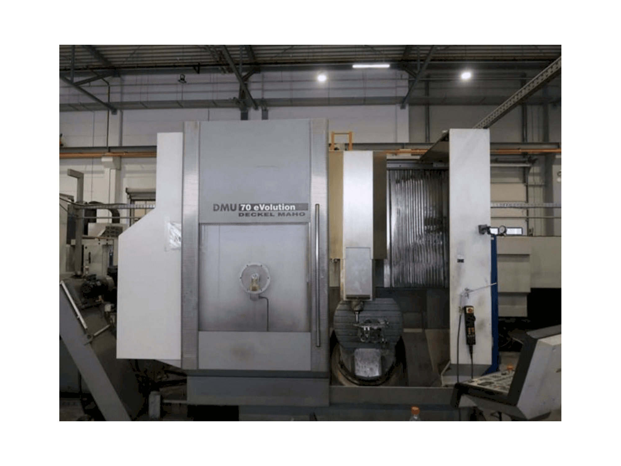 Čelní pohled na DECKEL MAHO DMU 70 eVolution stroj