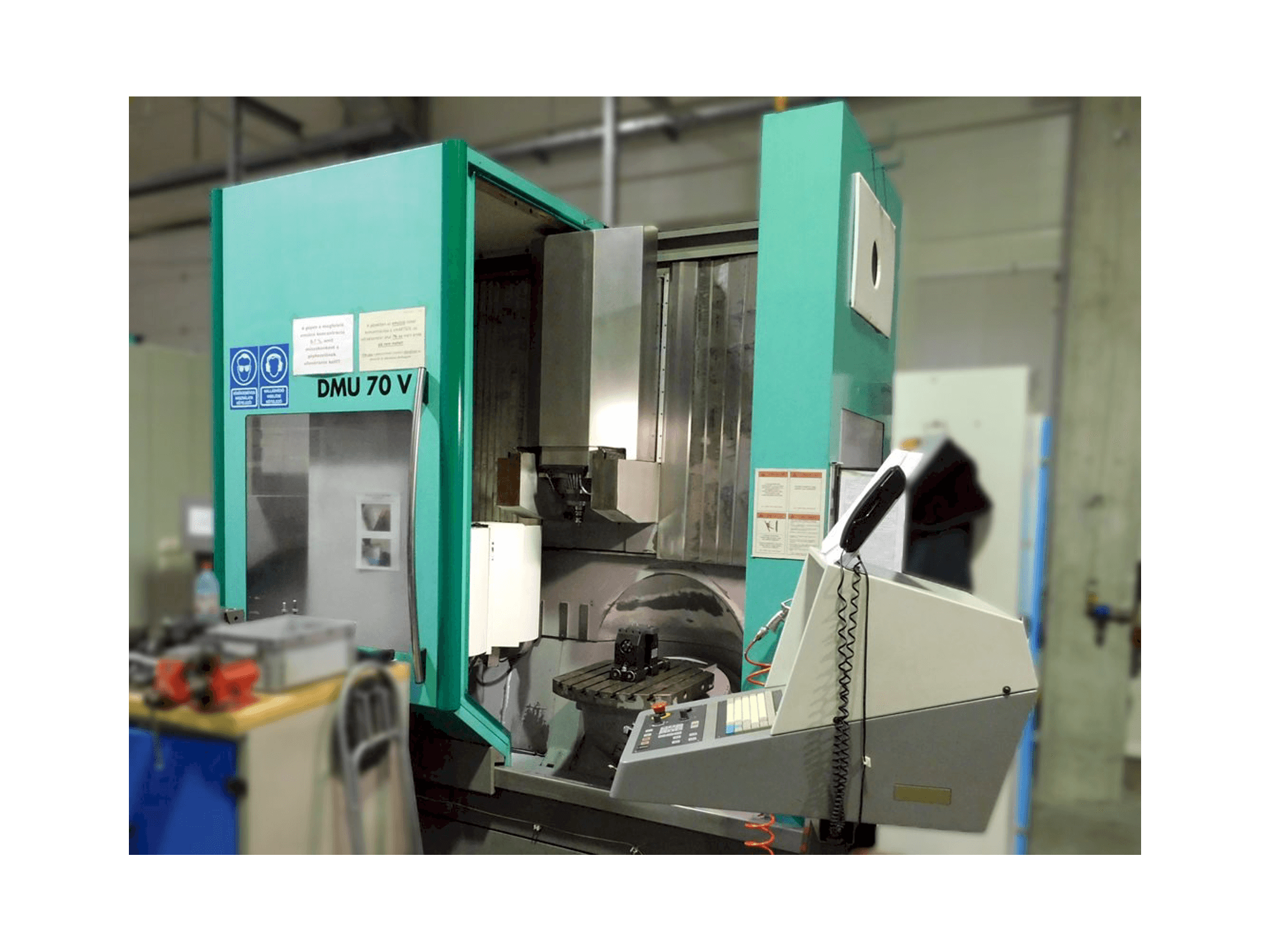 Čelní pohled na DMG DMU 70 V stroj