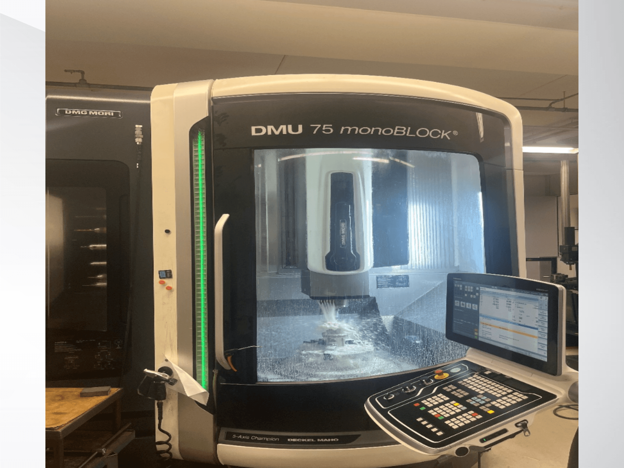 Univerzální obráběcí centrum DMG MORI DMU 75 monoBLOCK v čelním pohledu, na kterém je vidět ovládací panel a frézovací prostor.