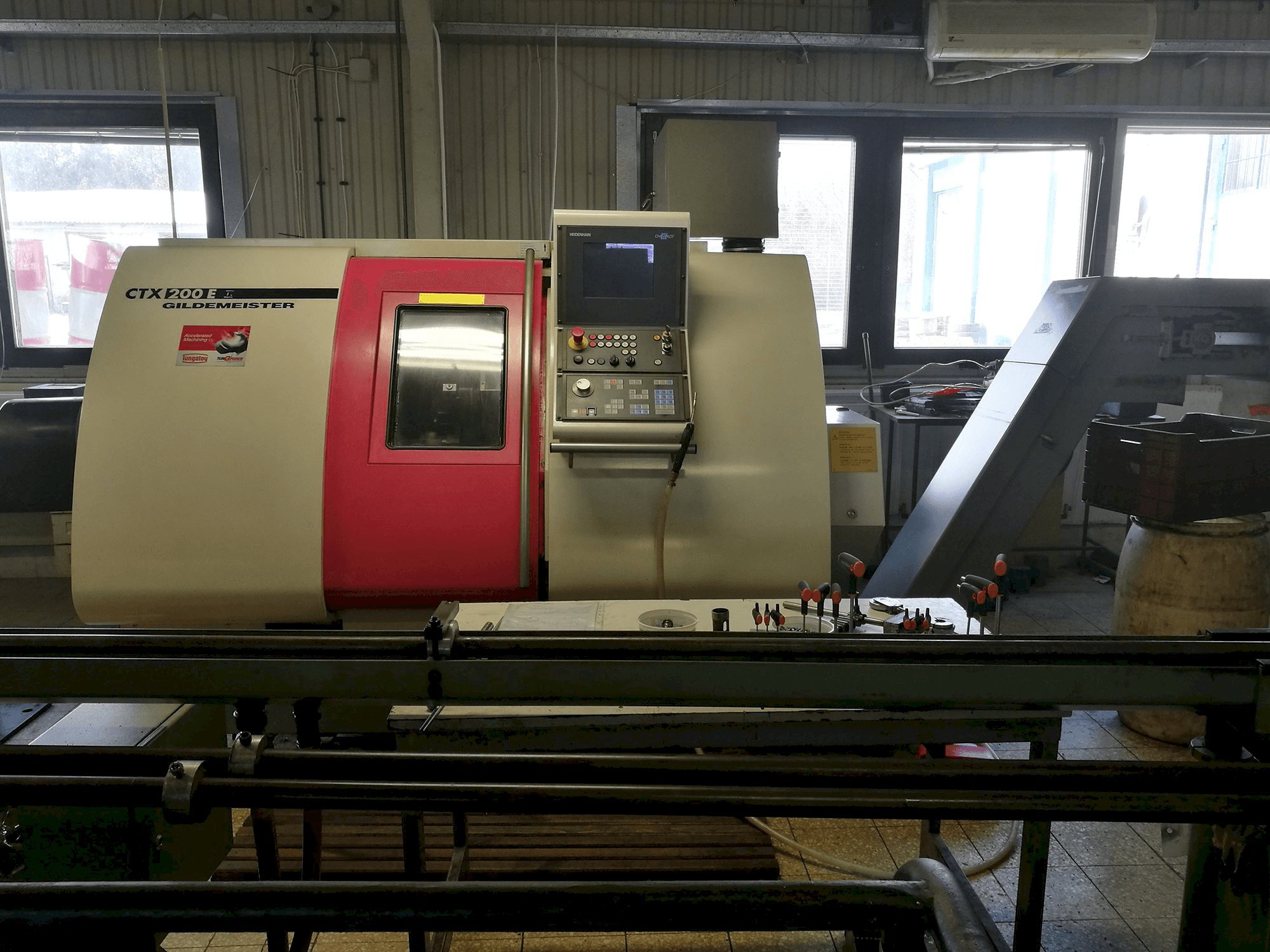 Čelní pohled na Gildemeister CTX 200 E stroj