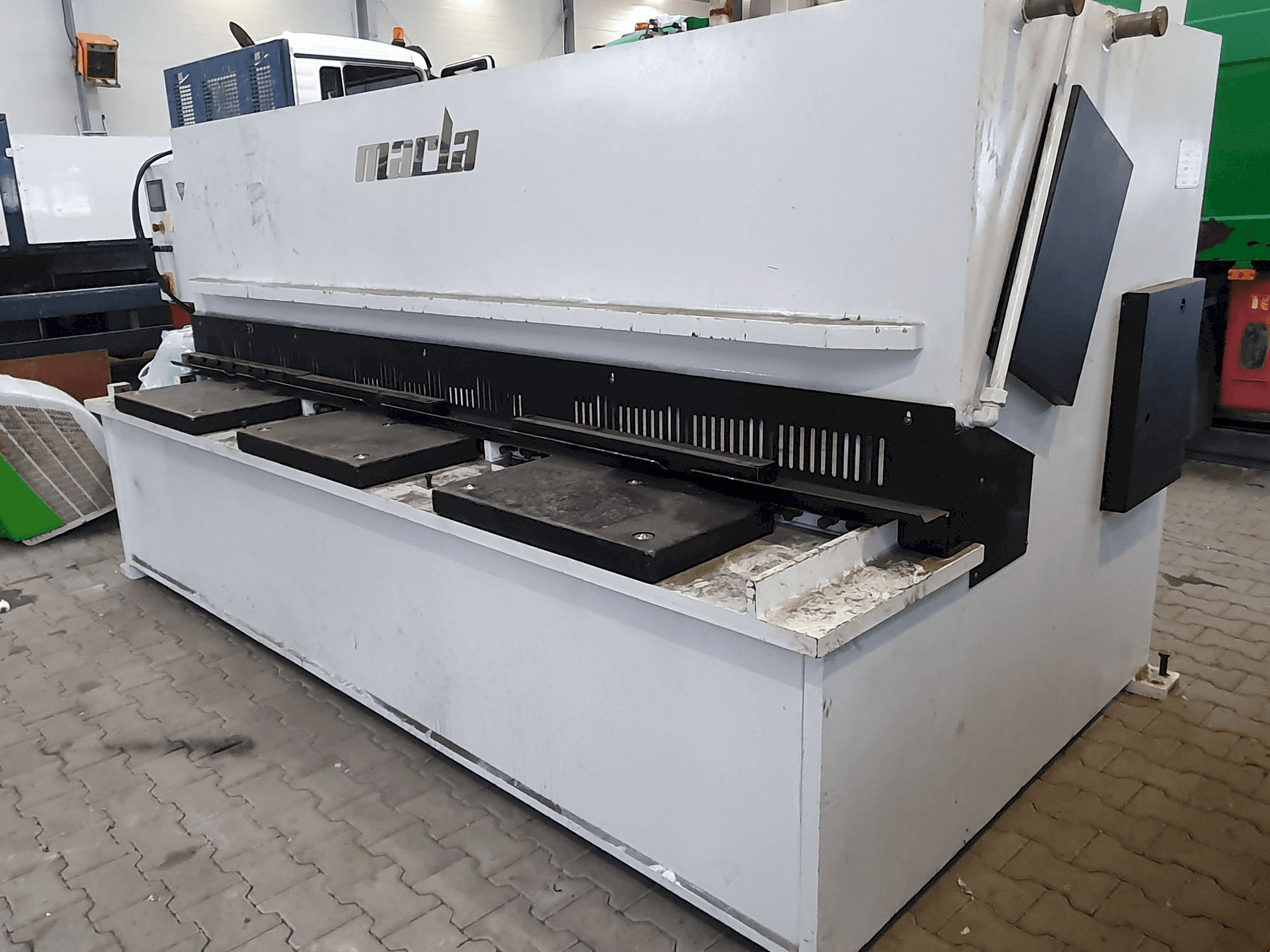 Čelní pohled na MARLA S-CUT 3010 stroj