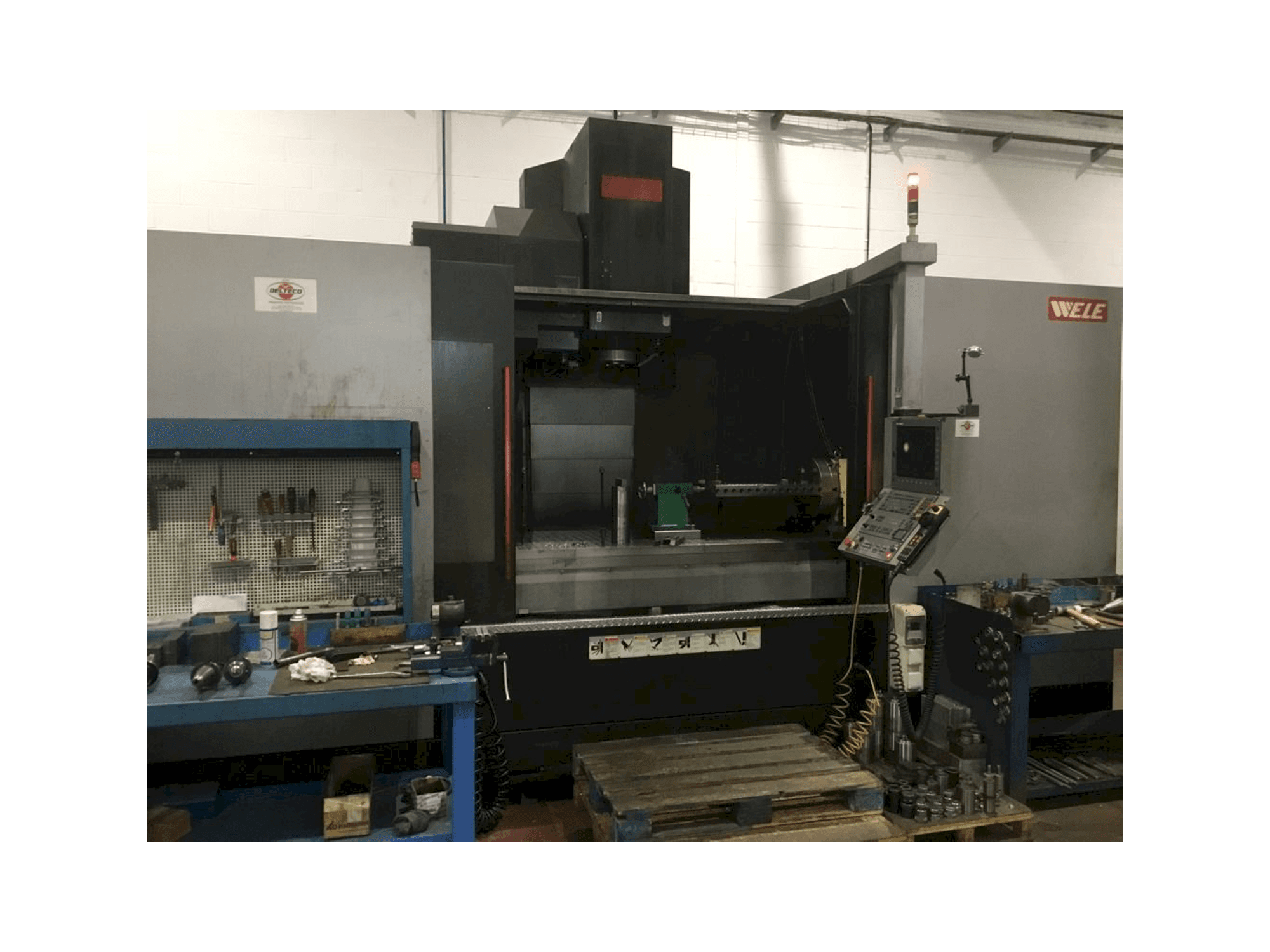 Čelní pohled na Wele AA2090 stroj