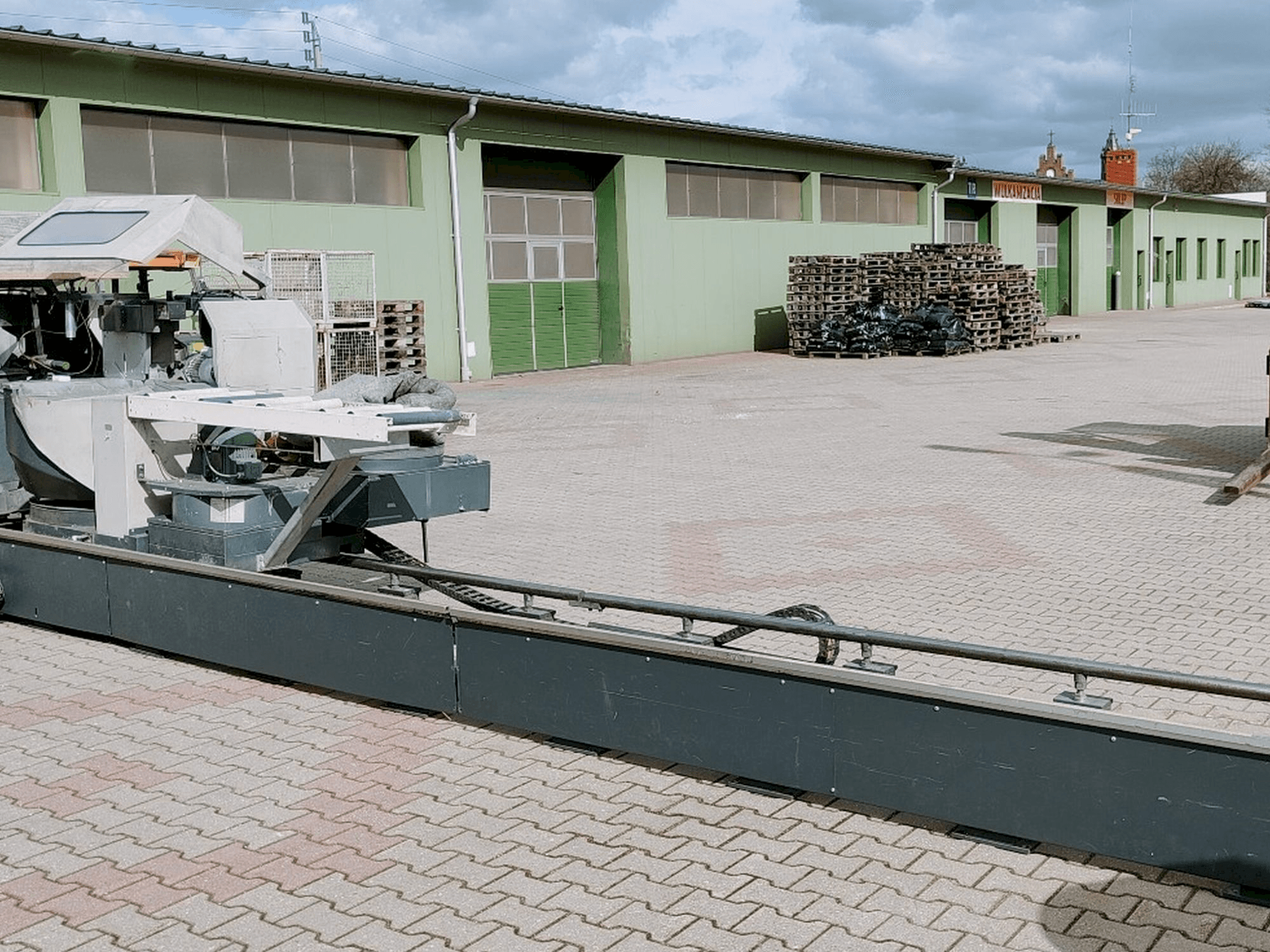 Čelní pohled na Elumatec DG 244/2 stroj