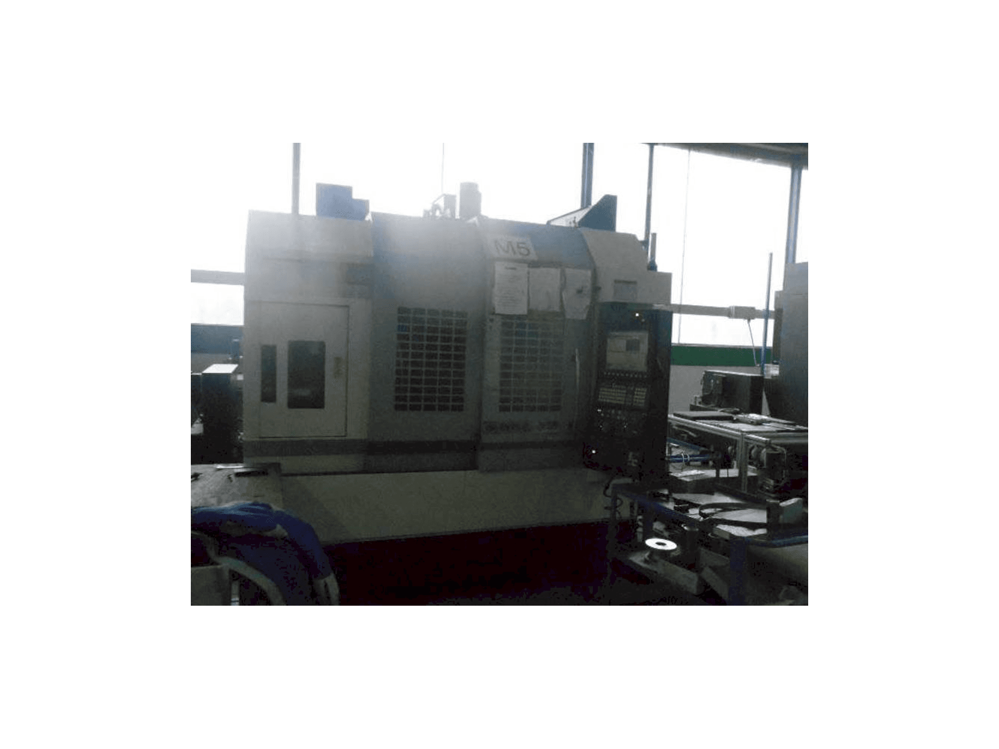 Čelní pohled na Okuma GENOS M560R-V stroj