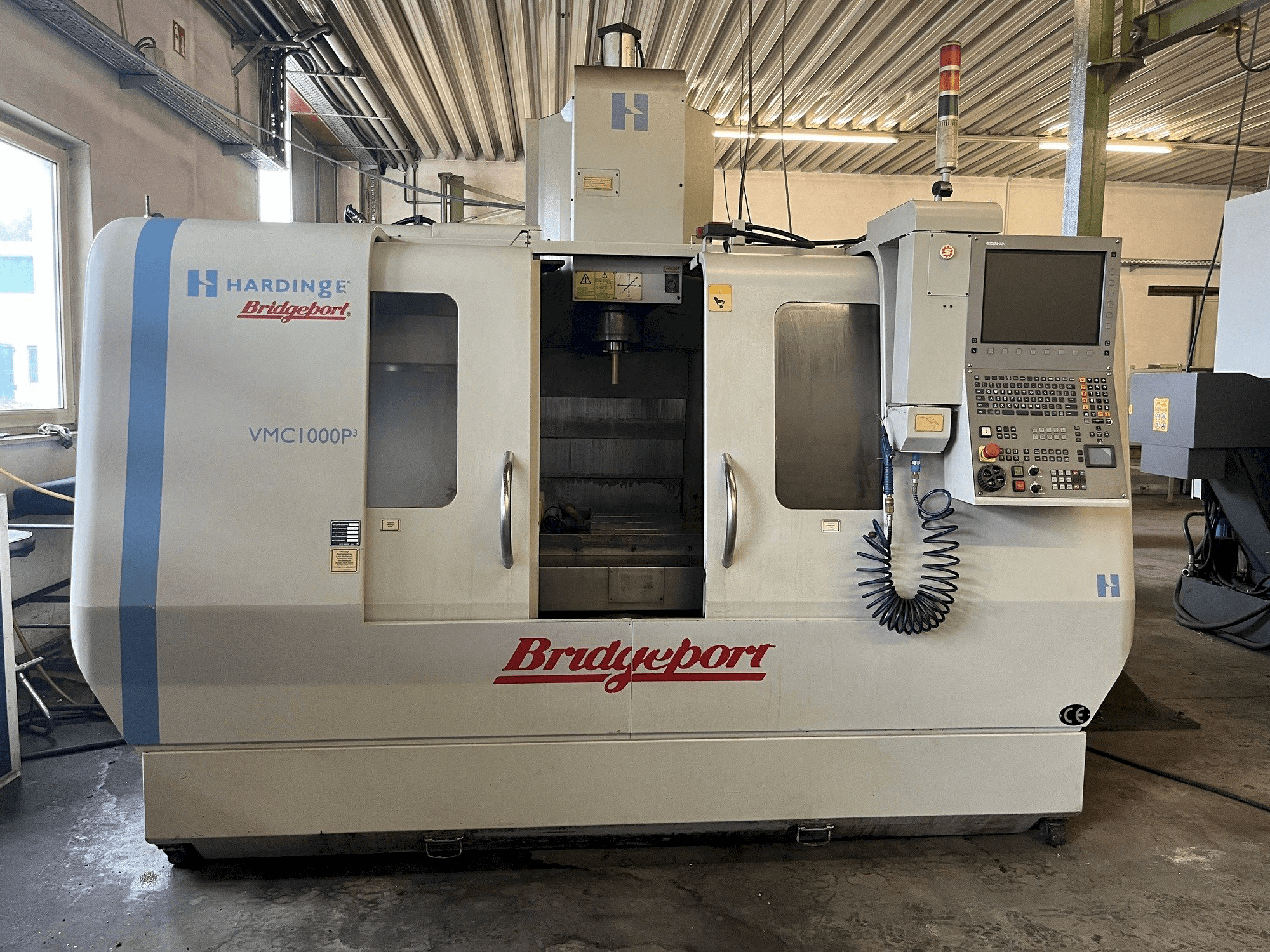 Čelní pohled na Hardinge Bridgeport VMC 1000 P3 stroj