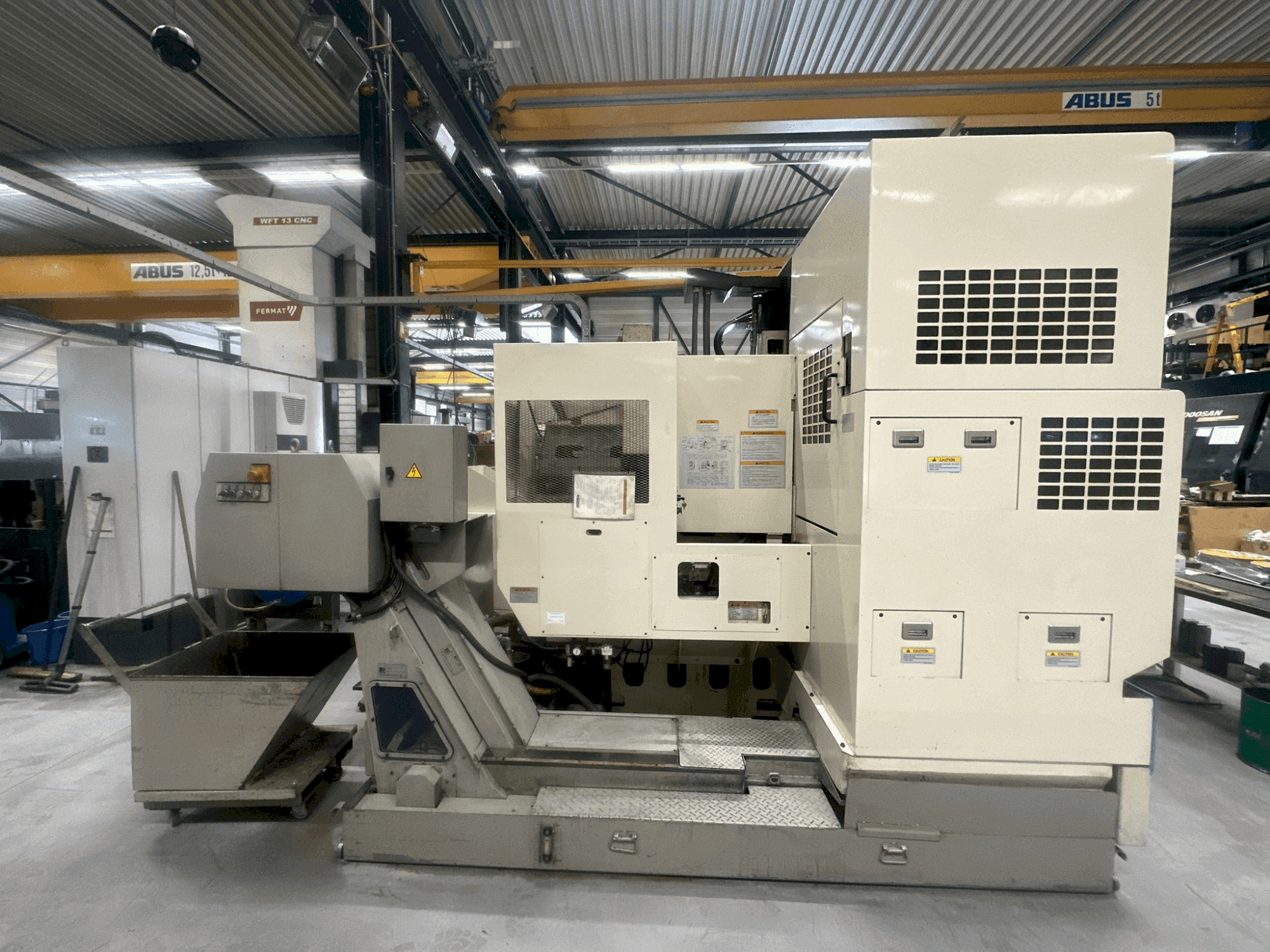 Čelní pohled na Okuma MX-55VB stroj