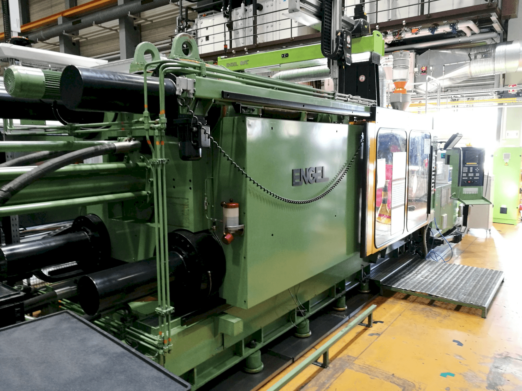 Pravý pohled na ENGEL ES 4400/800 stroj