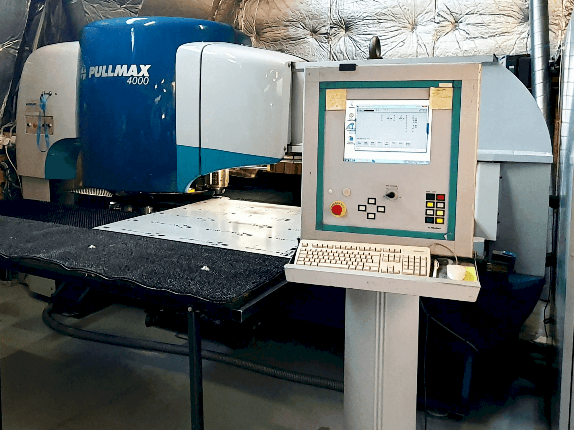 Čelní pohled na Pullmax 4000 stroj