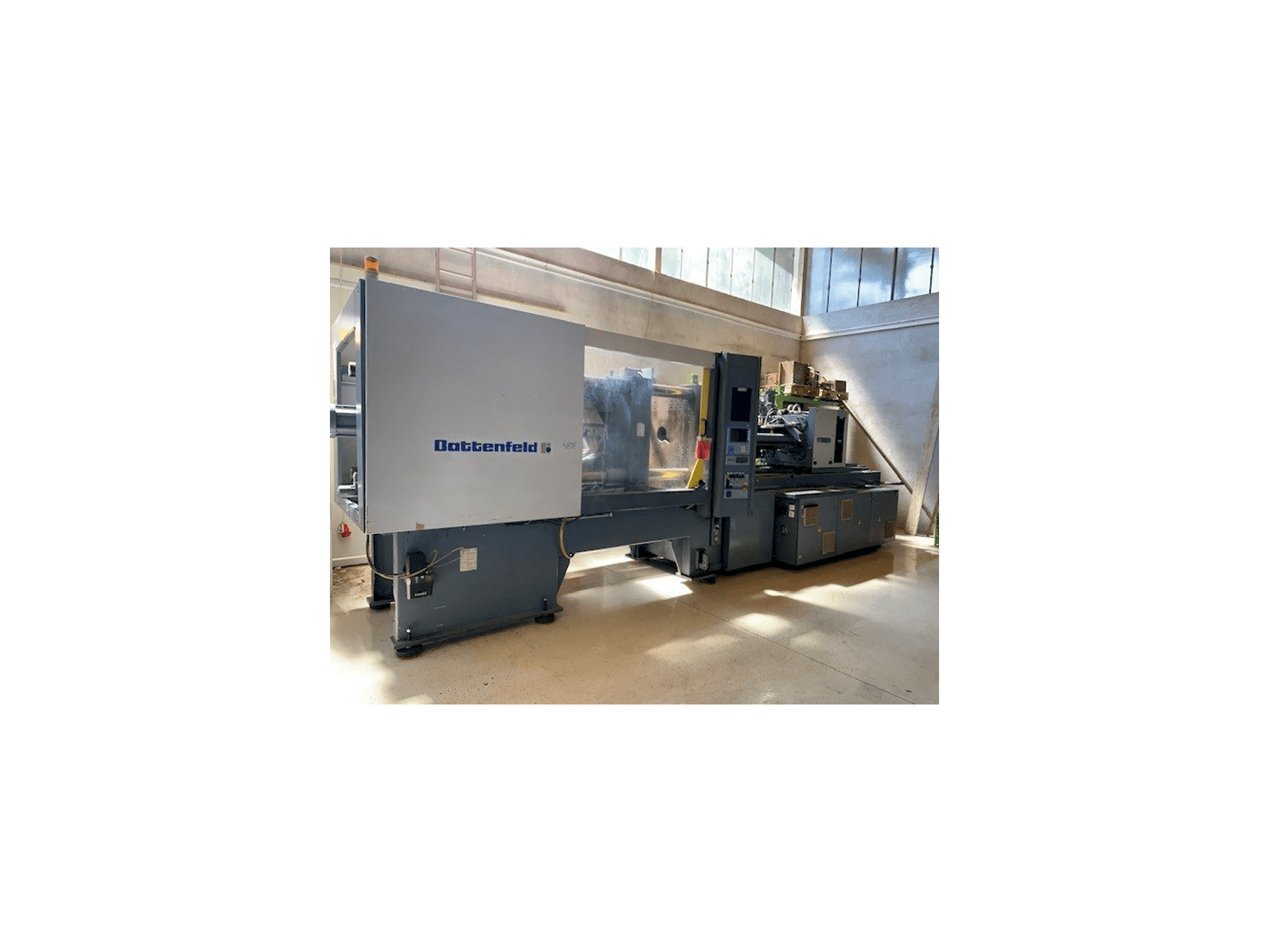 Levý boční pohled na Battenfeld BA 3500/1900 BK stroj