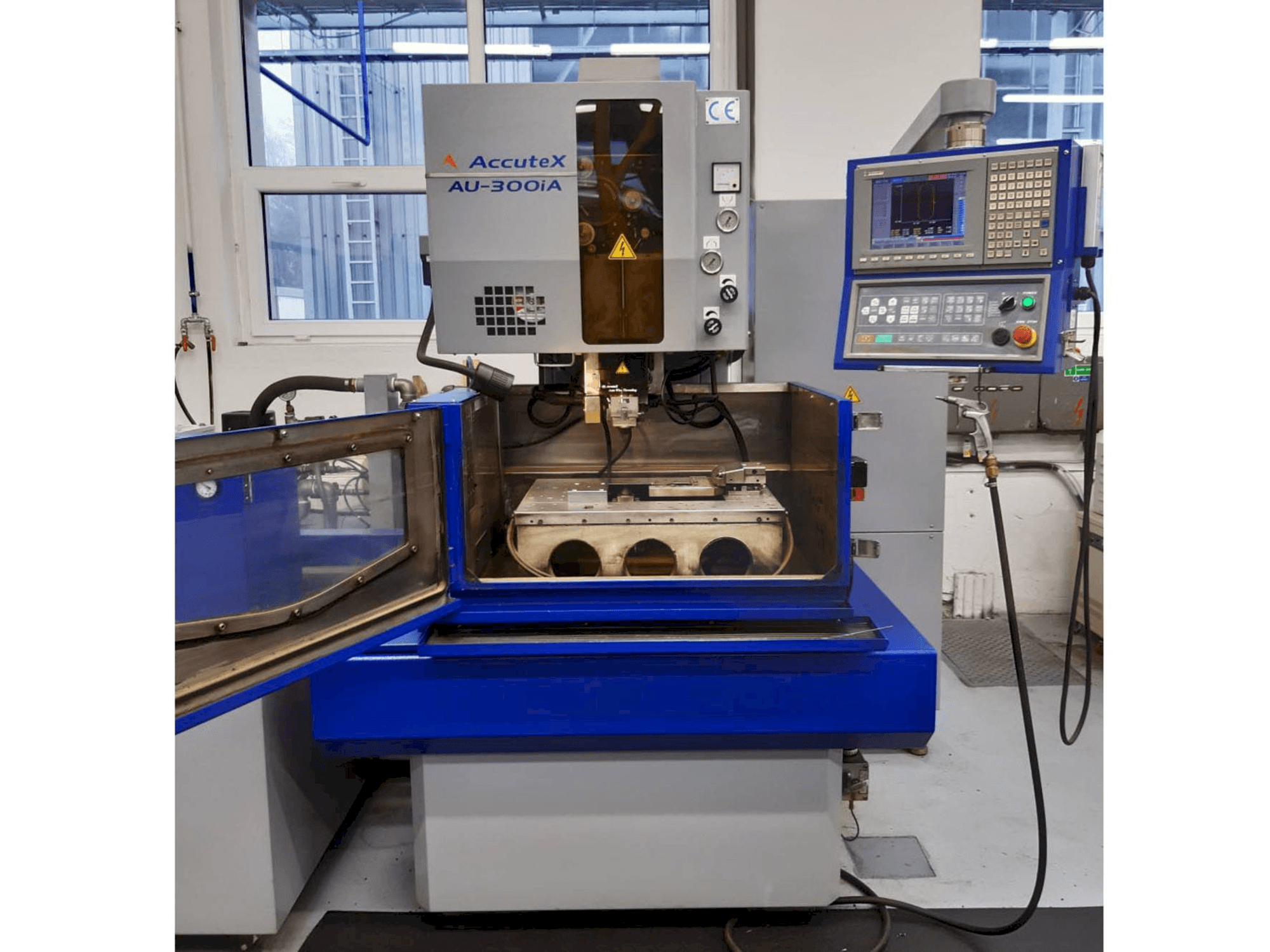 Čelní pohled na AccuteX AU-300iA stroj