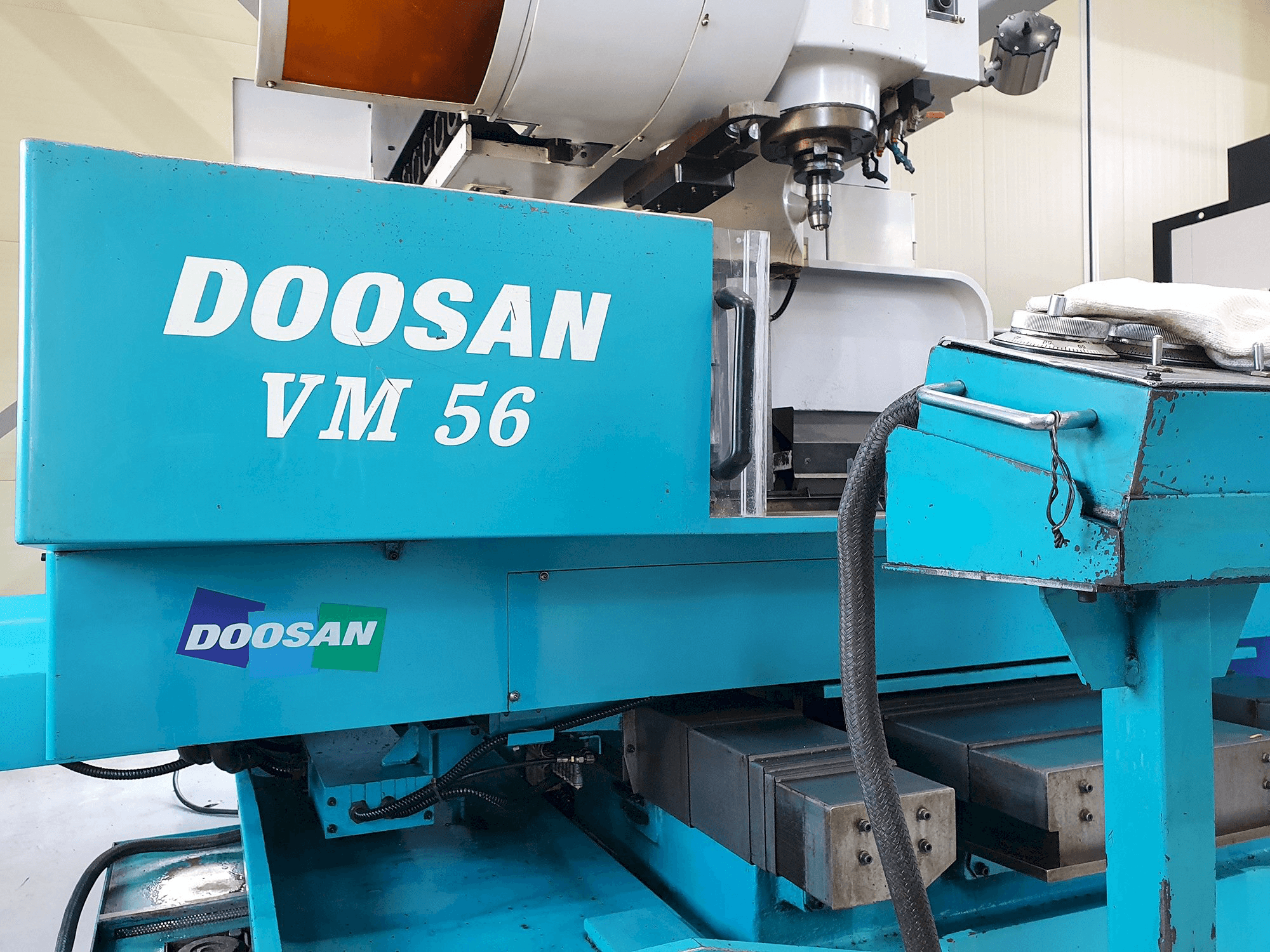 Čelní pohled na Doosan VM56 stroj