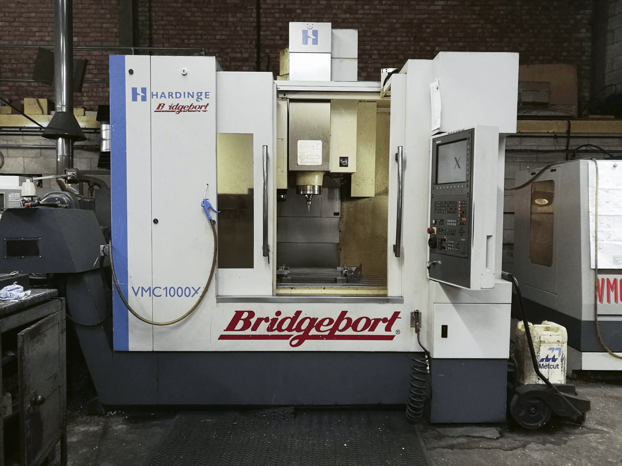 Čelní pohled na Bridgeport VMC XP3-1000 stroj