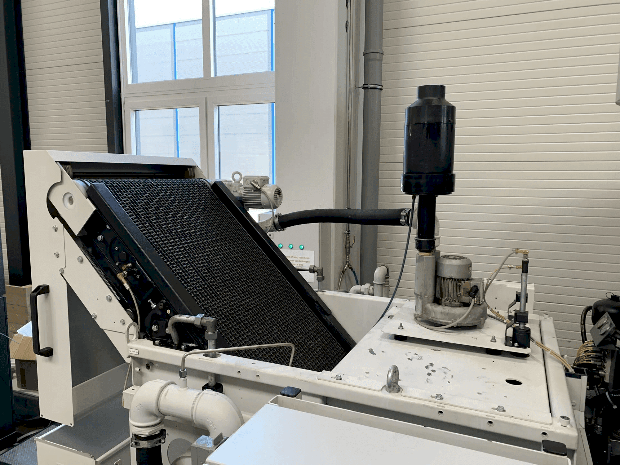 Čelní pohled na CHIRON FZ 15K S FA stroj