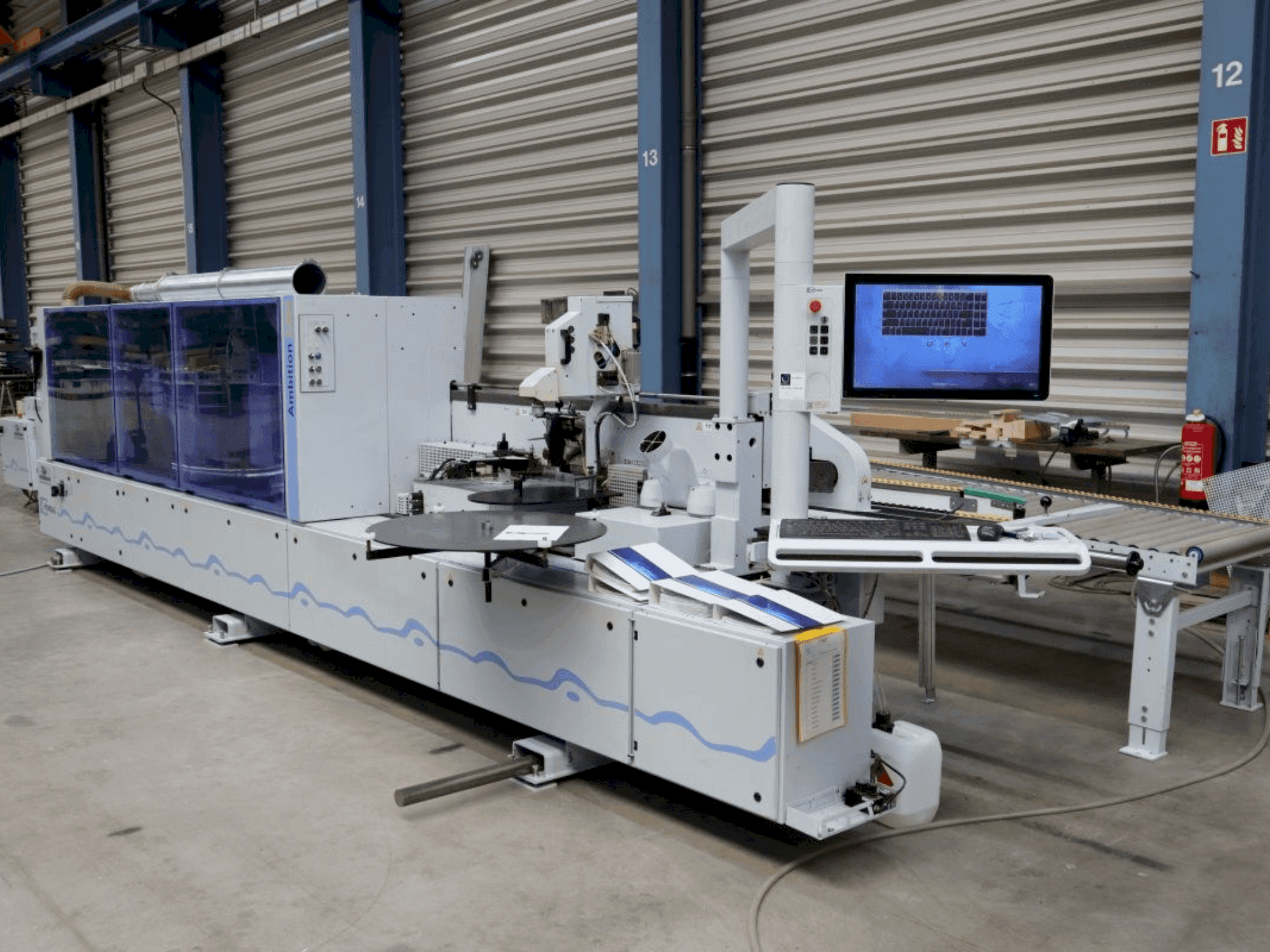 Čelní pohled na HOMAG KAL 210 stroj