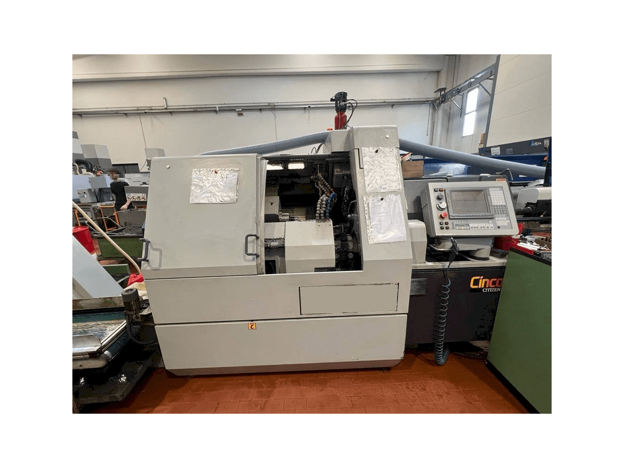 Čelní pohled na Citizen M32 stroj