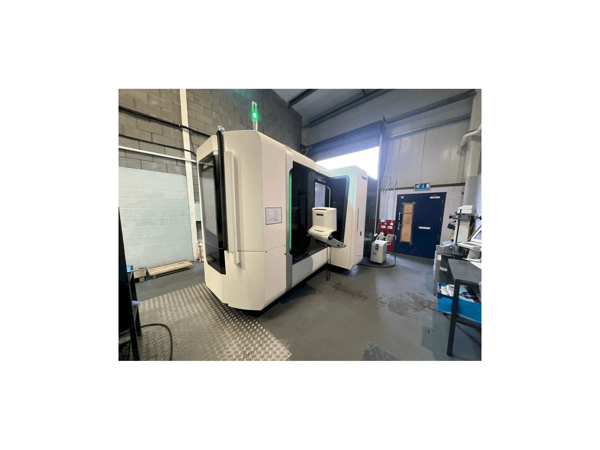 Čelní pohled na DMG MORI NHX 5000 stroj