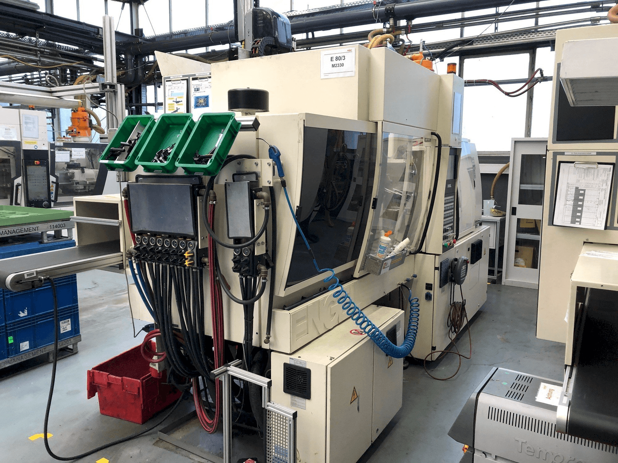 Čelní pohled na ENGEL Victory 330/80 stroj