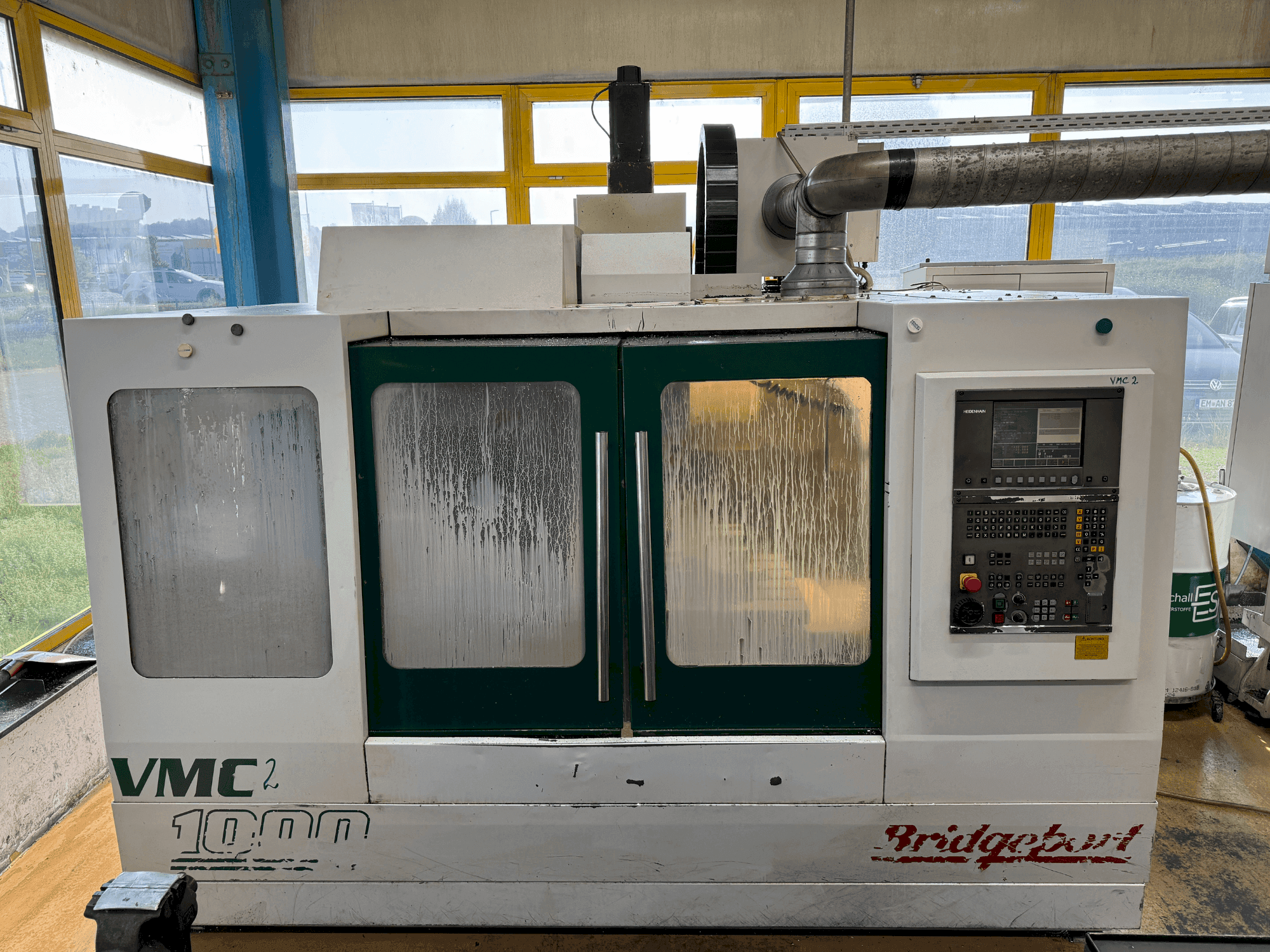 Čelní pohled na Bridgeport VMC 1000/22 stroj