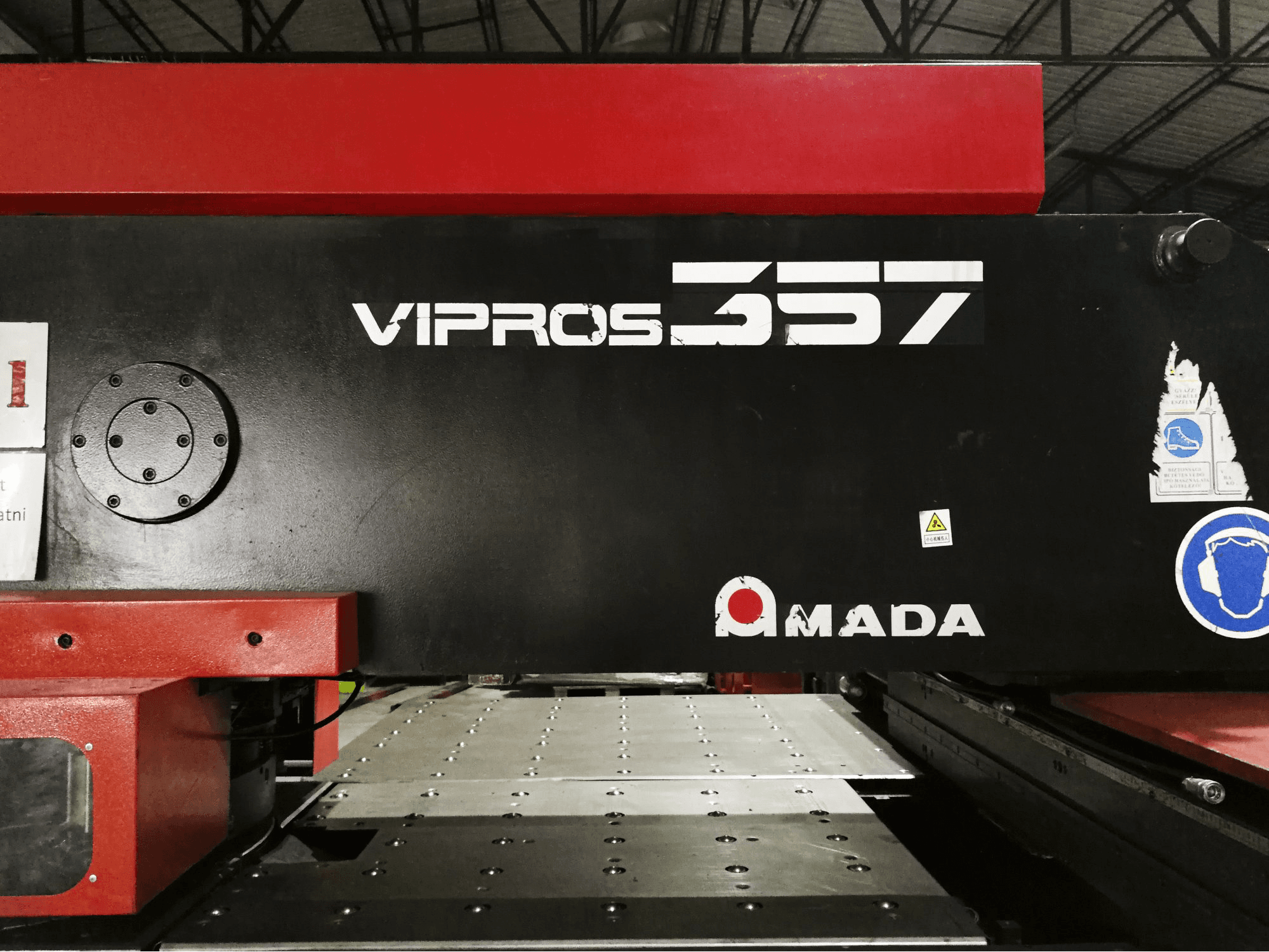 Čelní pohled na AMADA Vipros 357 stroj