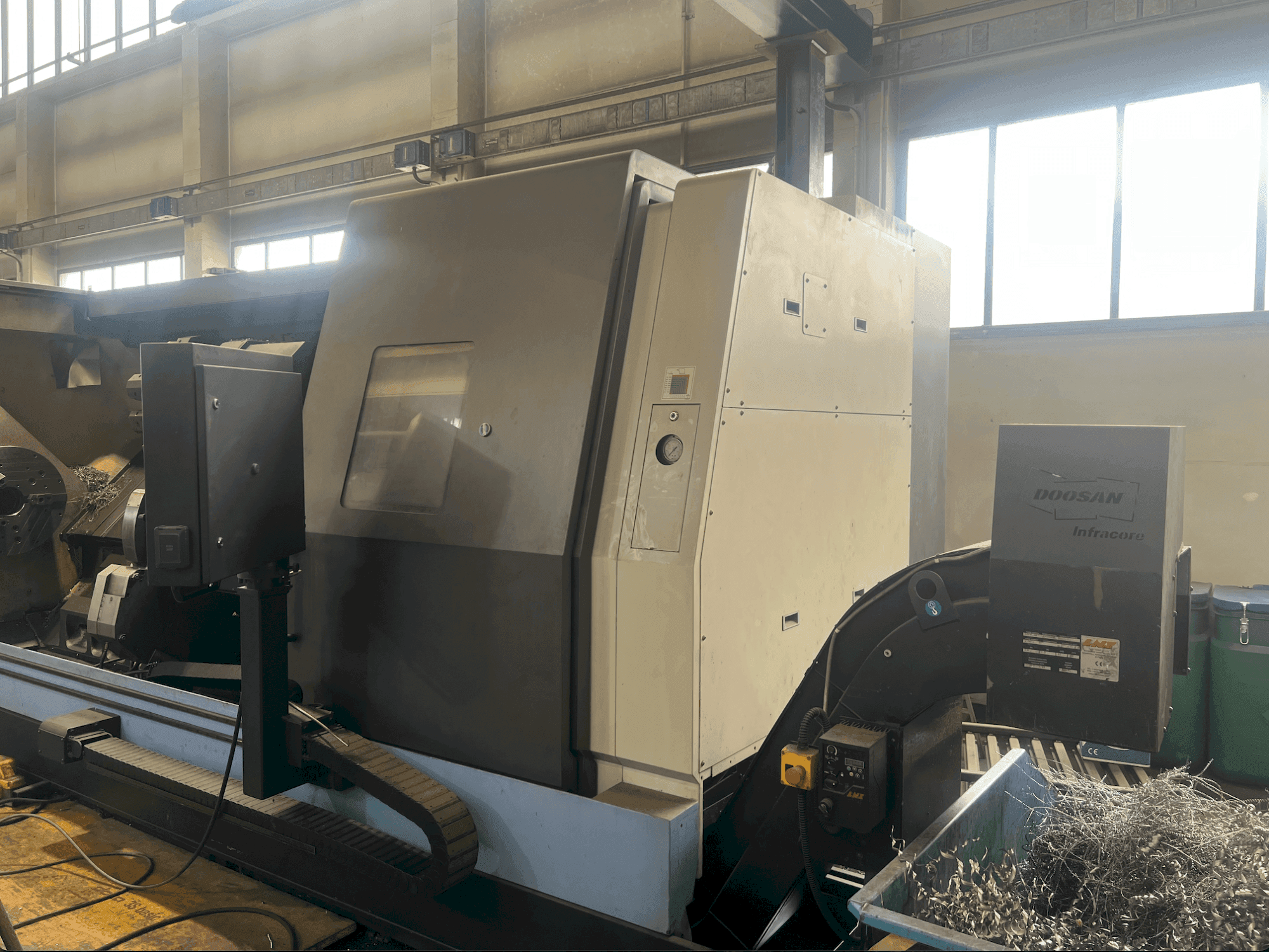 Čelní pohled na DOOSAN Puma 700 LM stroj