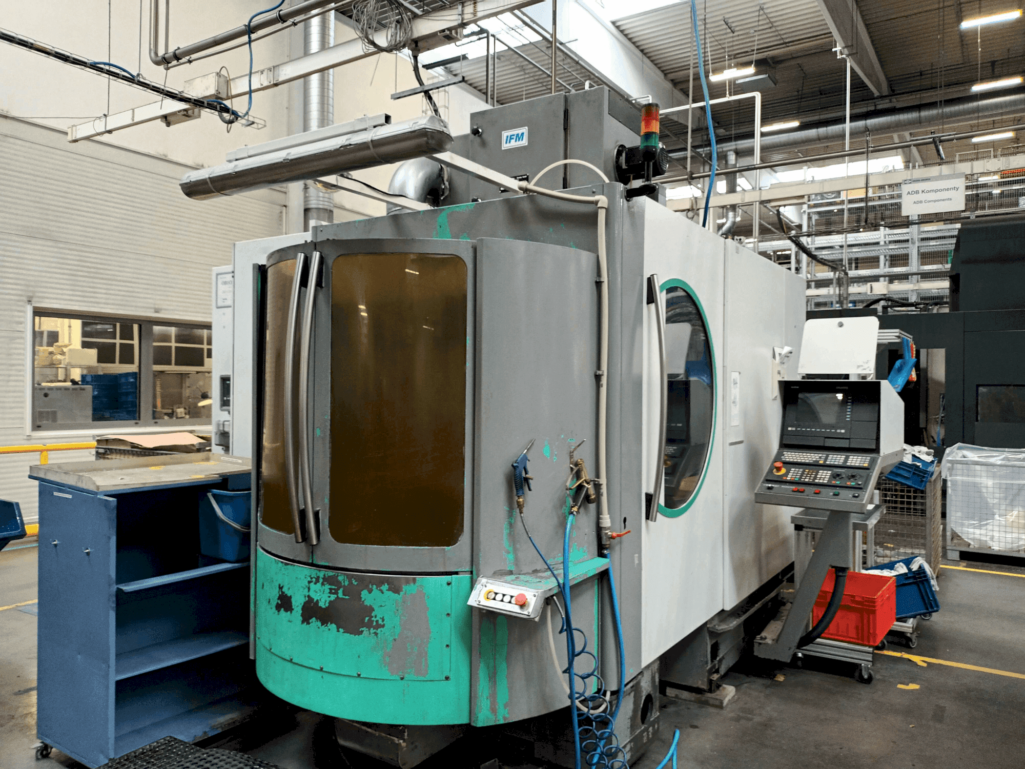 Čelní pohled na DECKEL MAHO DMC 60H stroj