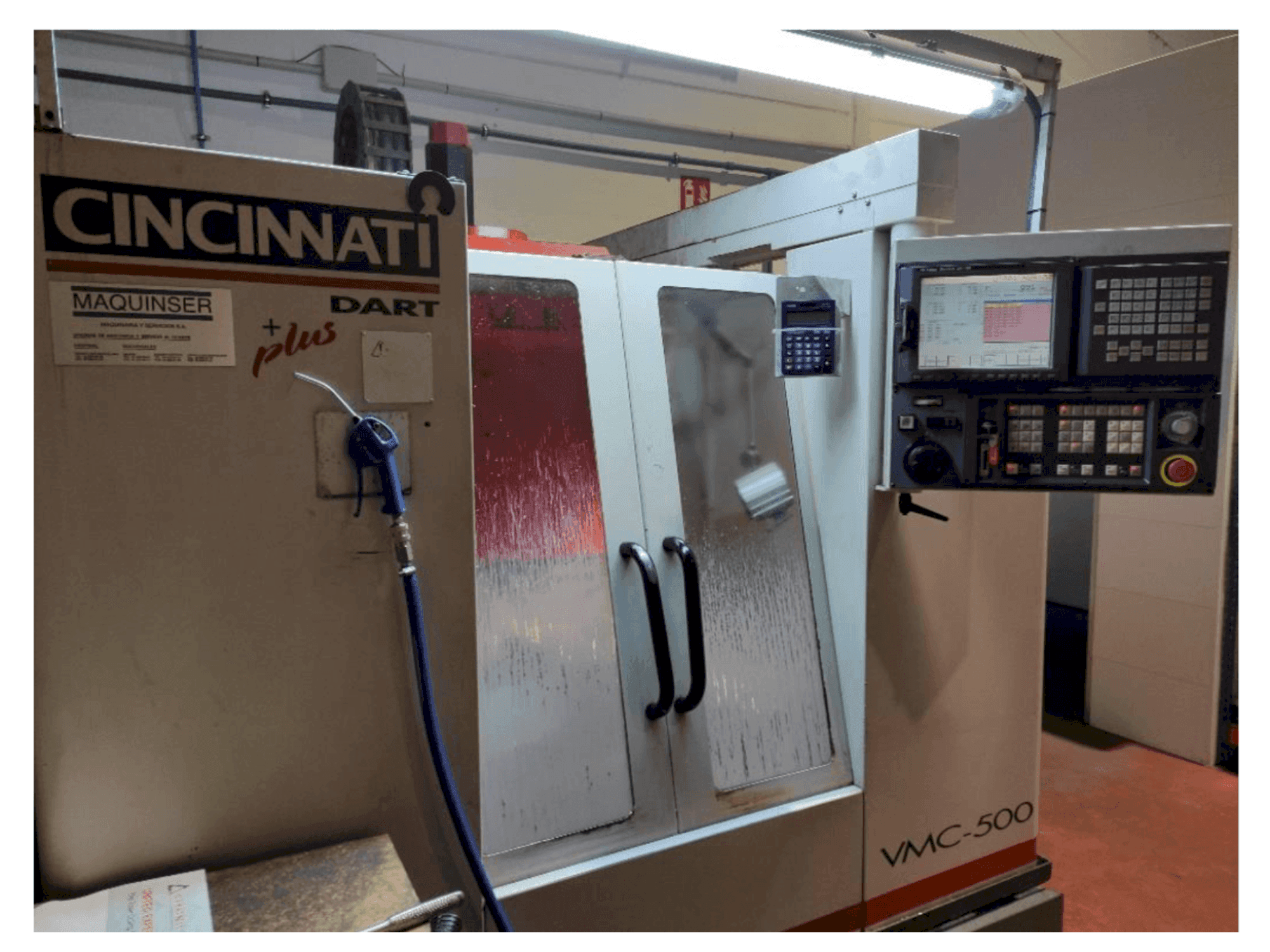 Čelní pohled na Cincinnati Dart Plus VMC-500 stroj