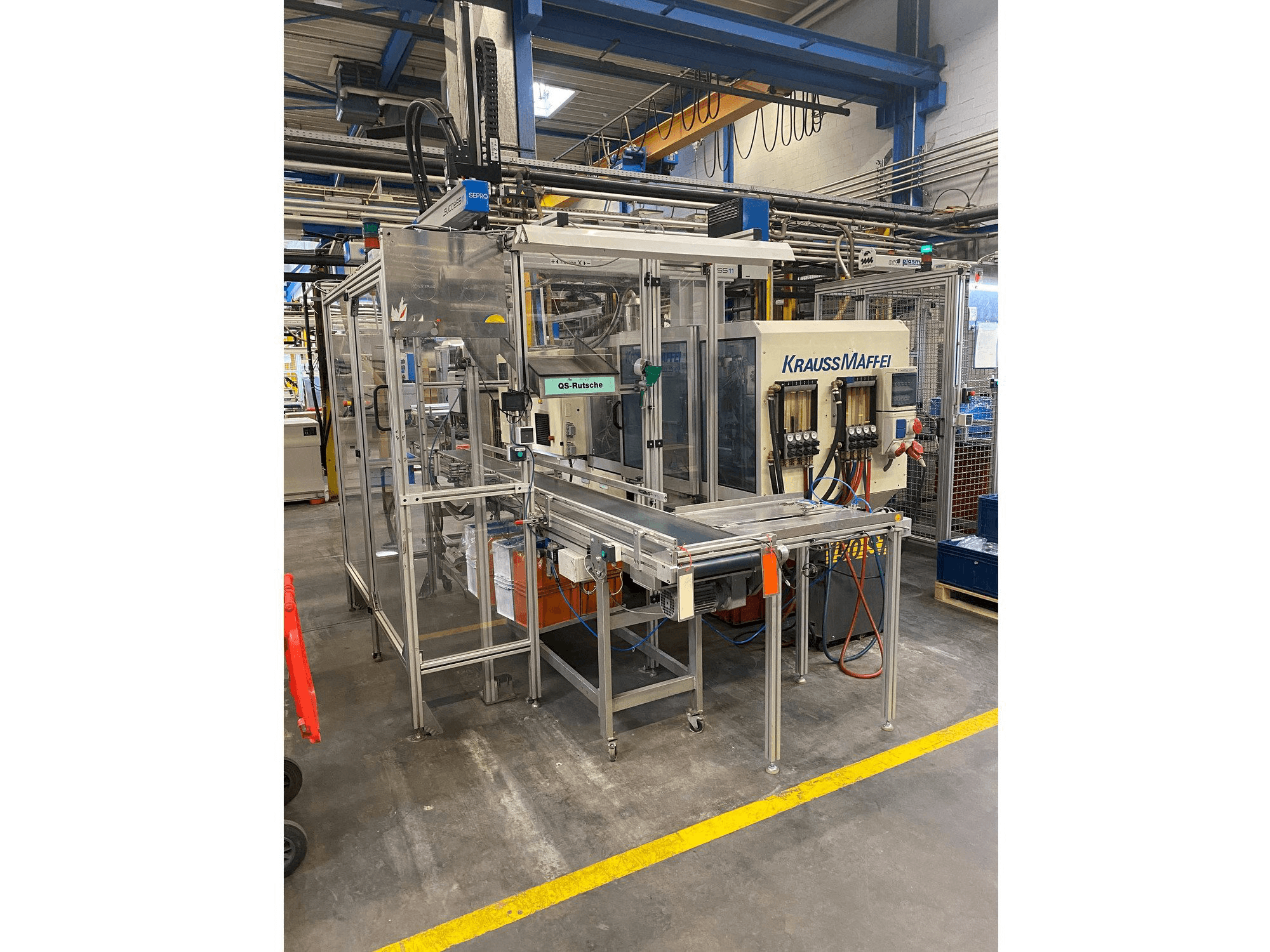 Čelní pohled na Krauss Maffei 80-390 C2 stroj