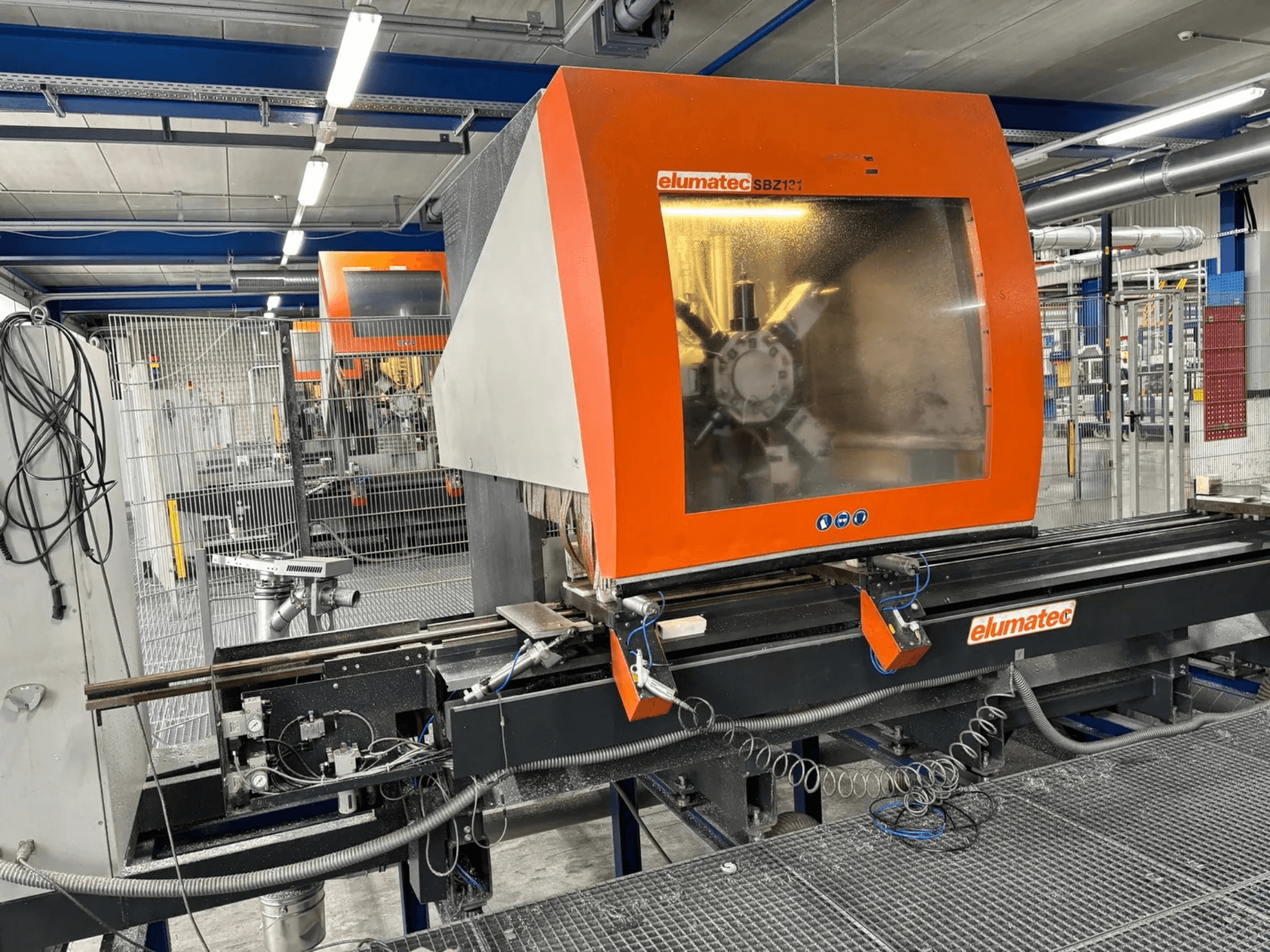 Vertikální obráběcí centrum Elumatec SBZ 131, pohled zepředu, zobrazující ovládací panel, detaily strojů a okolní pracovní prostředí.