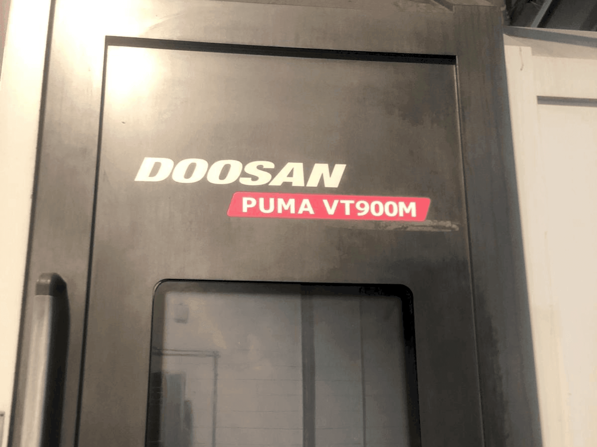 Čelní pohled na DOOSAN Puma VT900M stroj
