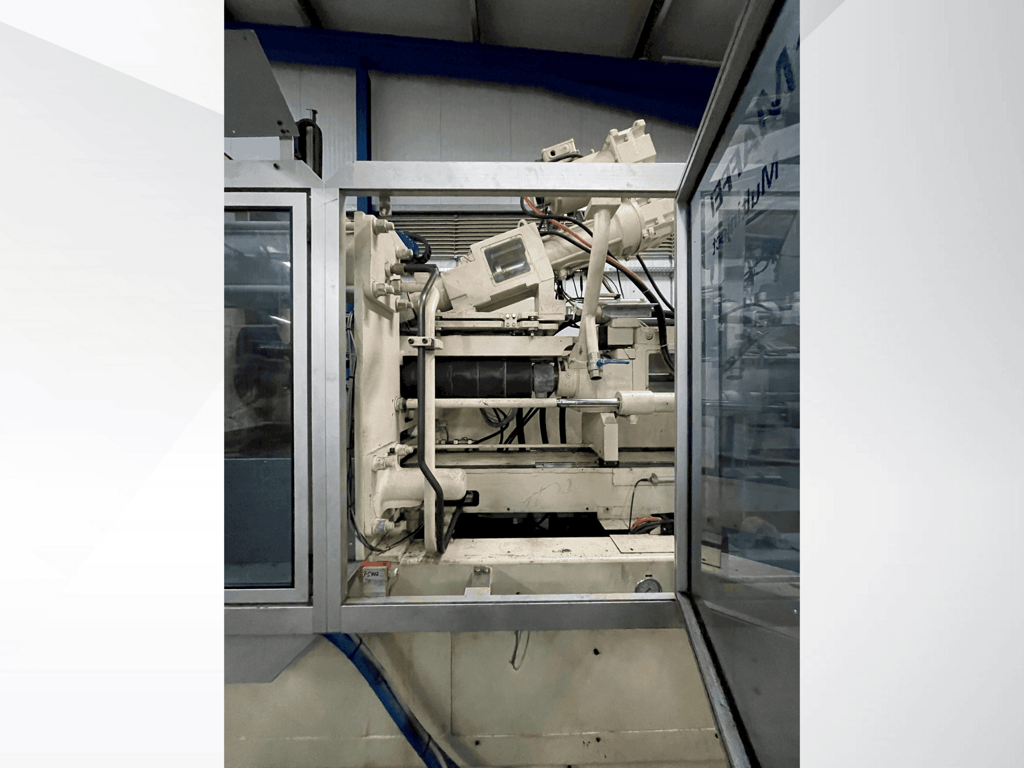 Čelní pohled na Krauss Maffei 300-1400-390-3-CZ stroj