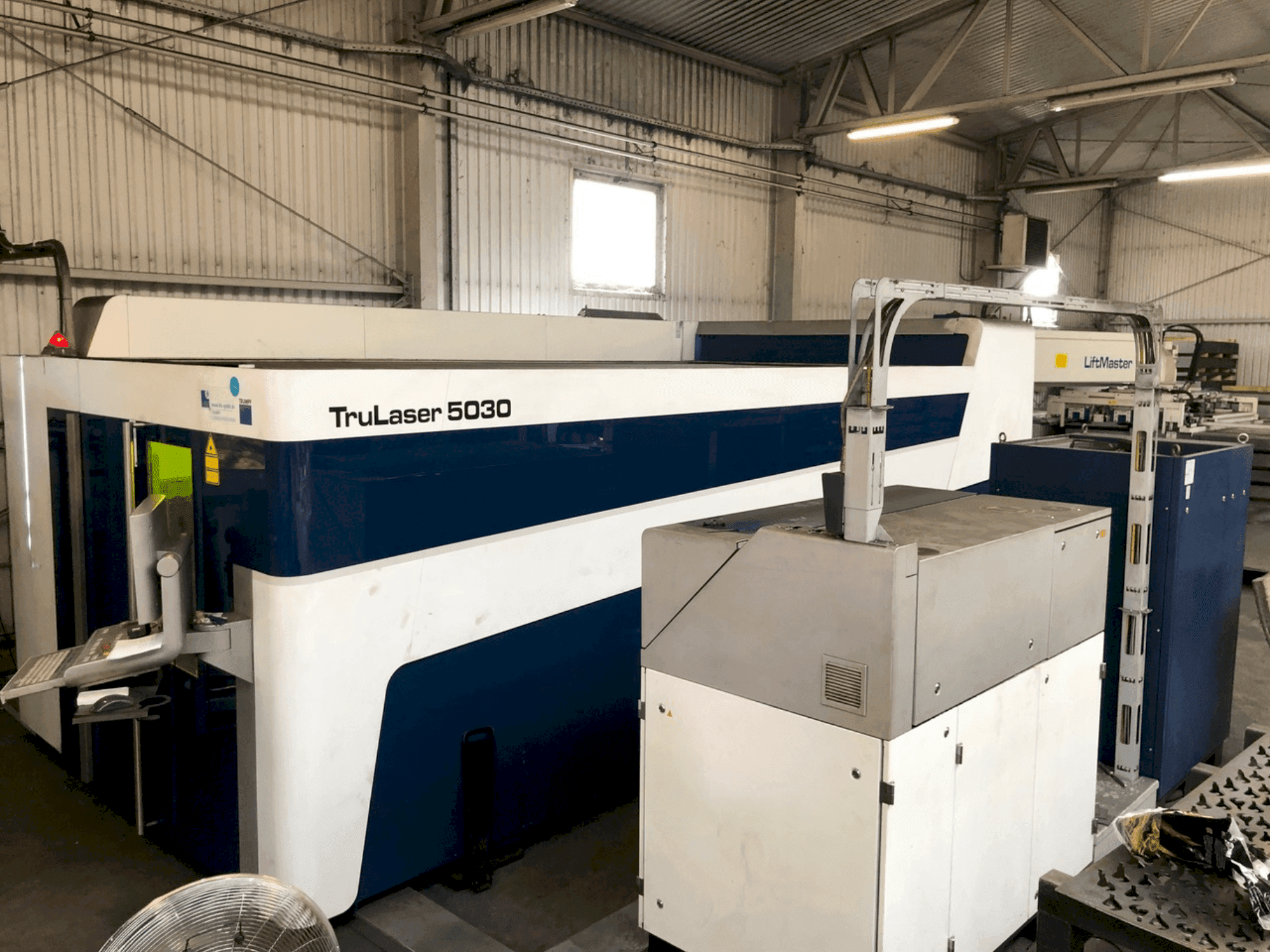 Čelní pohled na TRUMPF Trulaser 5030 Fiber stroj