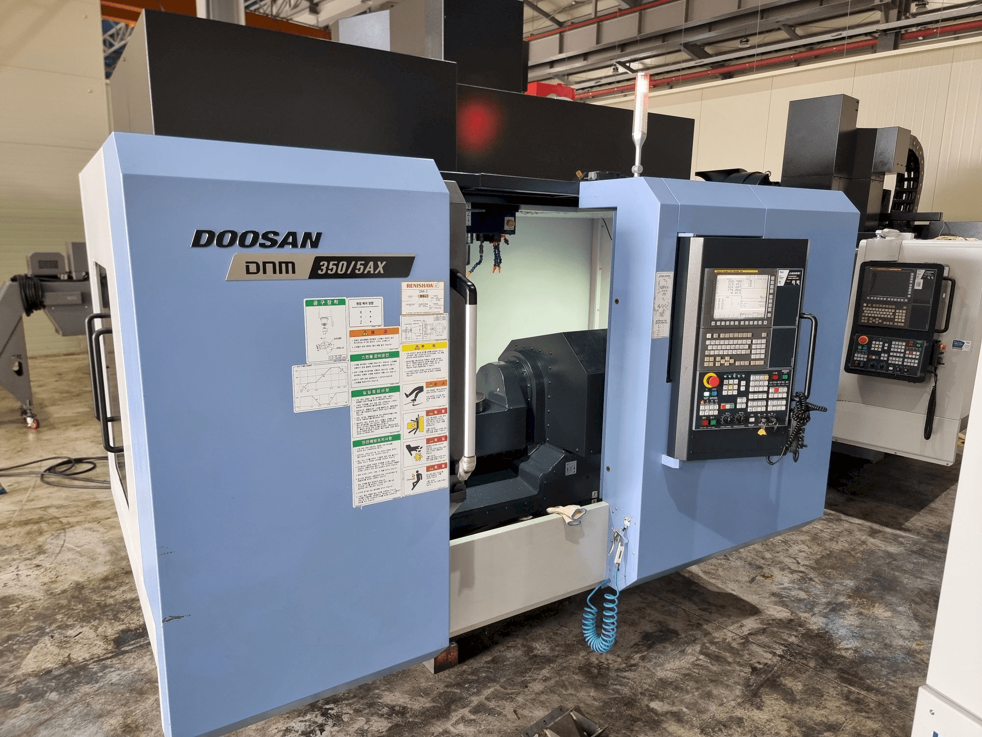 Čelní pohled na Doosan DNM350/5AX stroj