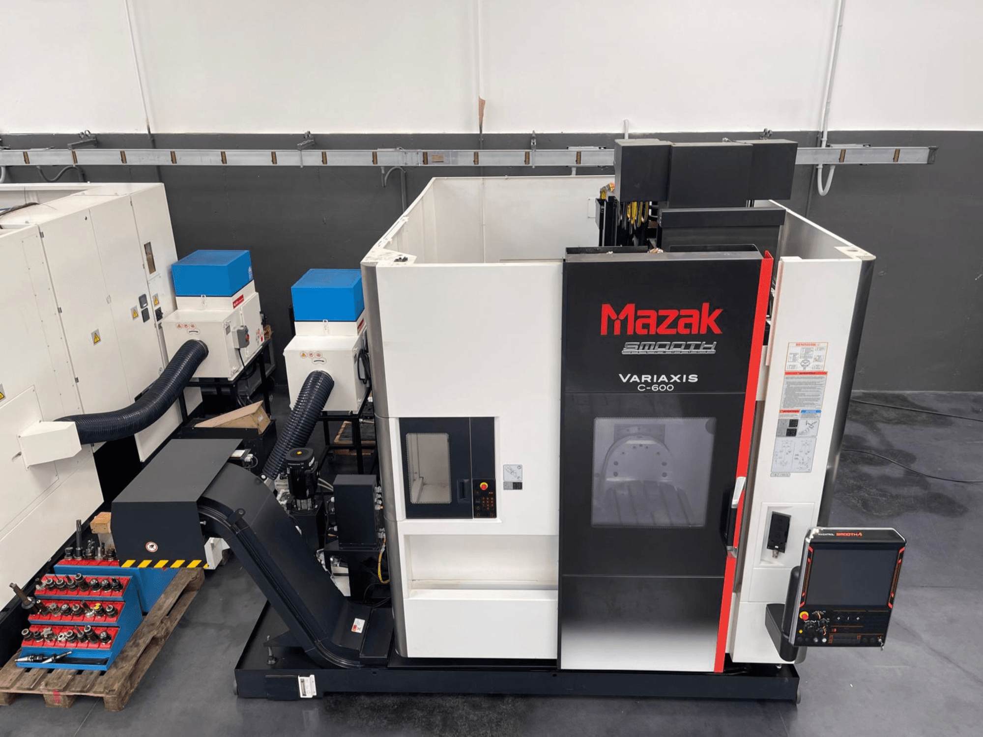 Vertikální obráběcí centrum Mazak VARIAXIS C 600, čelní pohled na ovládací panel a úložný prostor pro nástroje.