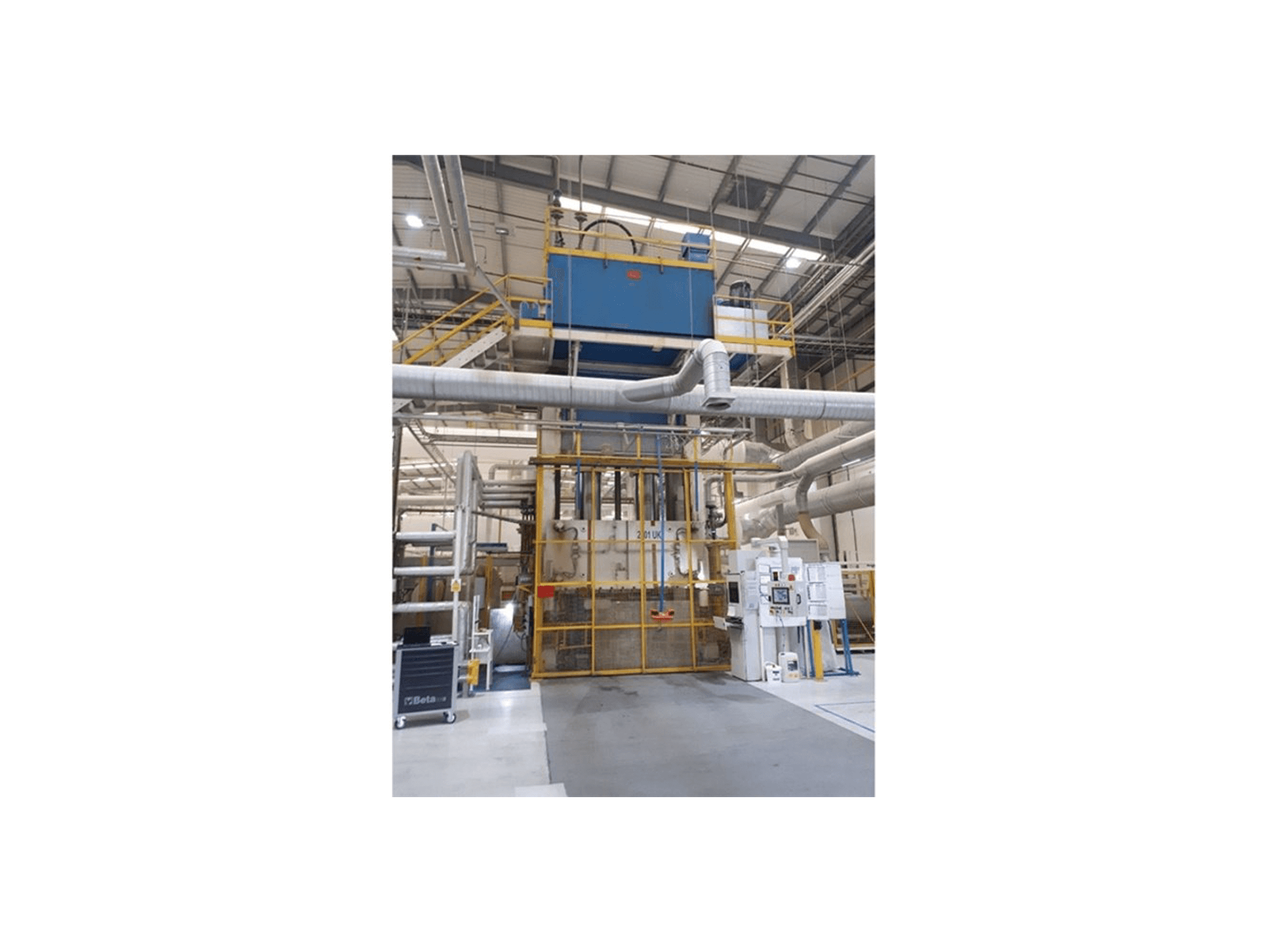 Čelní pohled na Pinette 2000 Ton stroj