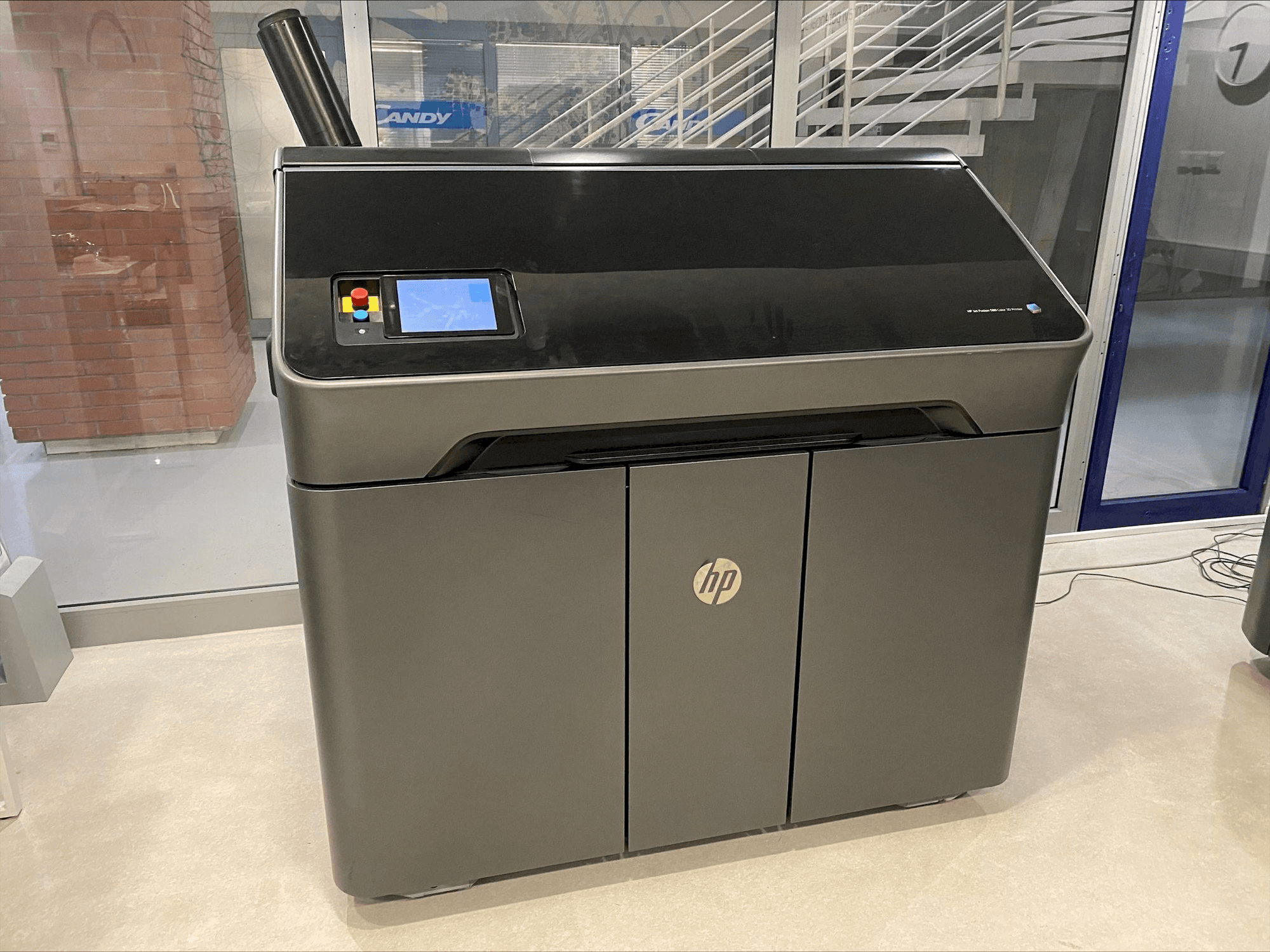 Čelní pohled na HP Jet Fusion 580 Color 3D printer M2K85A stroj
