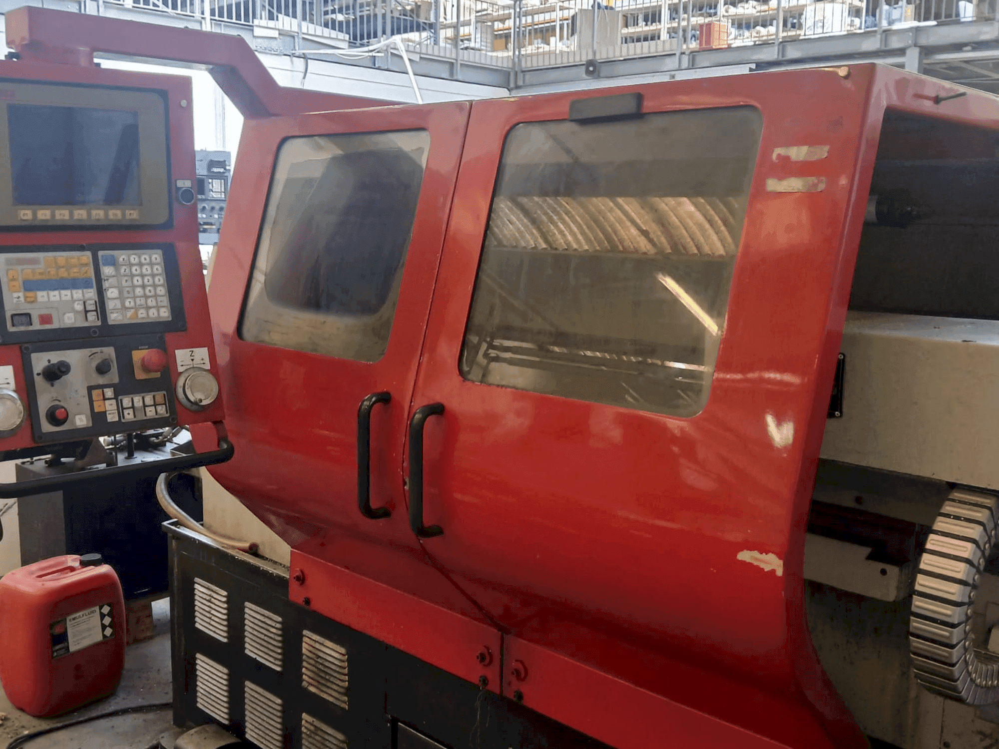 Čelní pohled na EMCO EMCOMAT-E 200X1000 stroj