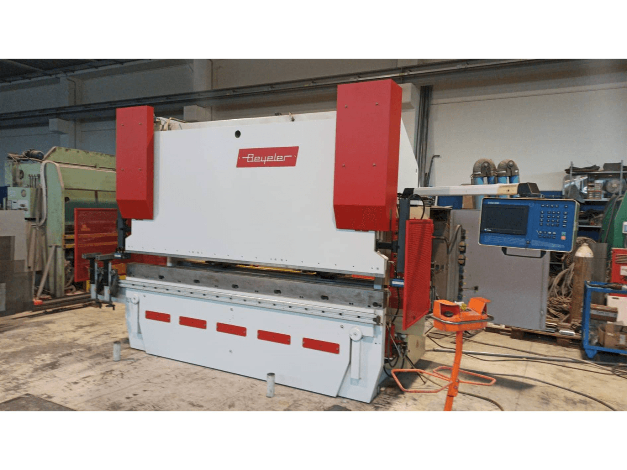 Čelní pohled na BEYELER PR8 stroj