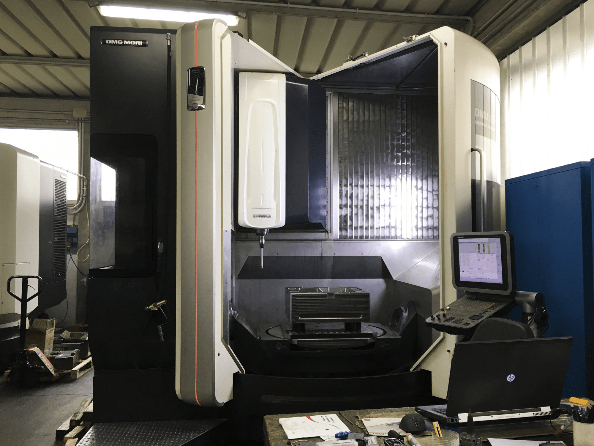 Čelní pohled 1 na DMG MORI DMU 105 monoBLOCK stroj