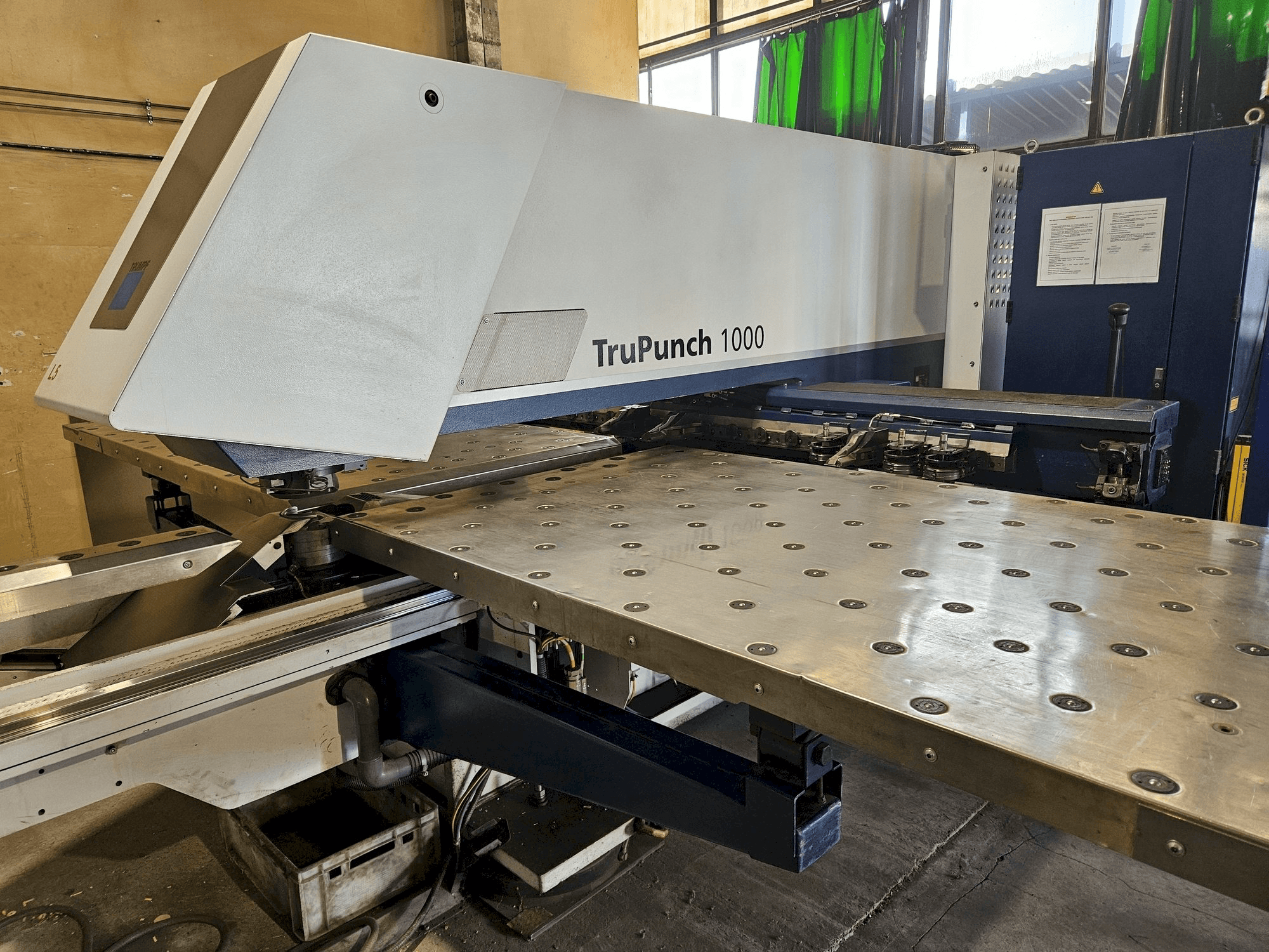 Čelní pohled na Trumpf TruPunch 1000 stroj