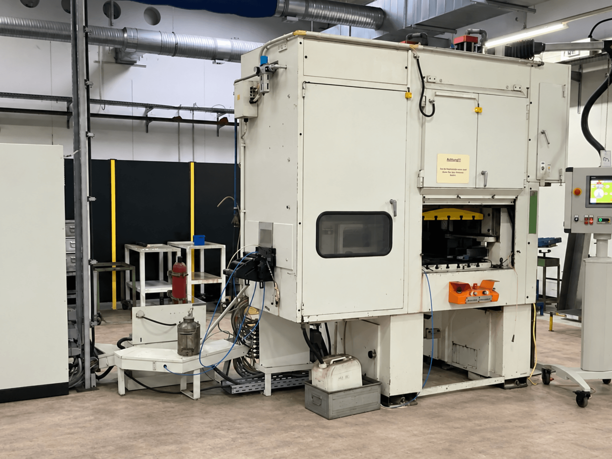 Vysokorychlostní mechanický lis KAISER V50W – pohled zepředu, s ovládacím panelem, bezpečnostními prvky a pracovním prostorem.