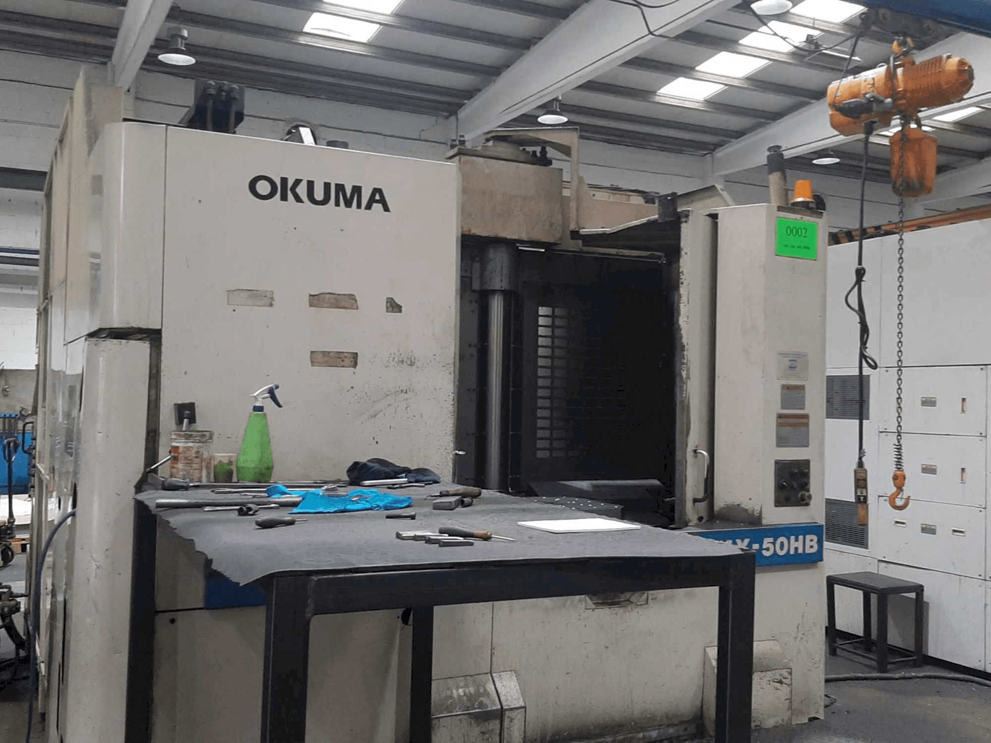 Čelní pohled na Okuma MX-50HB stroj