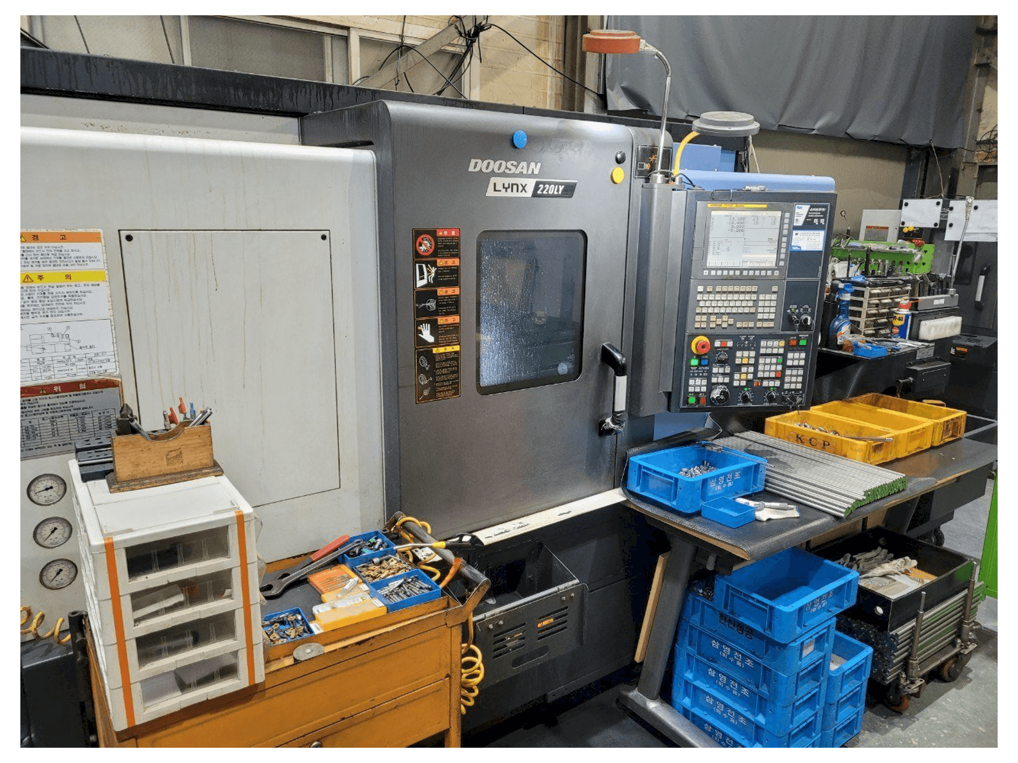 Čelní pohled na Doosan LYNX220LYA stroj