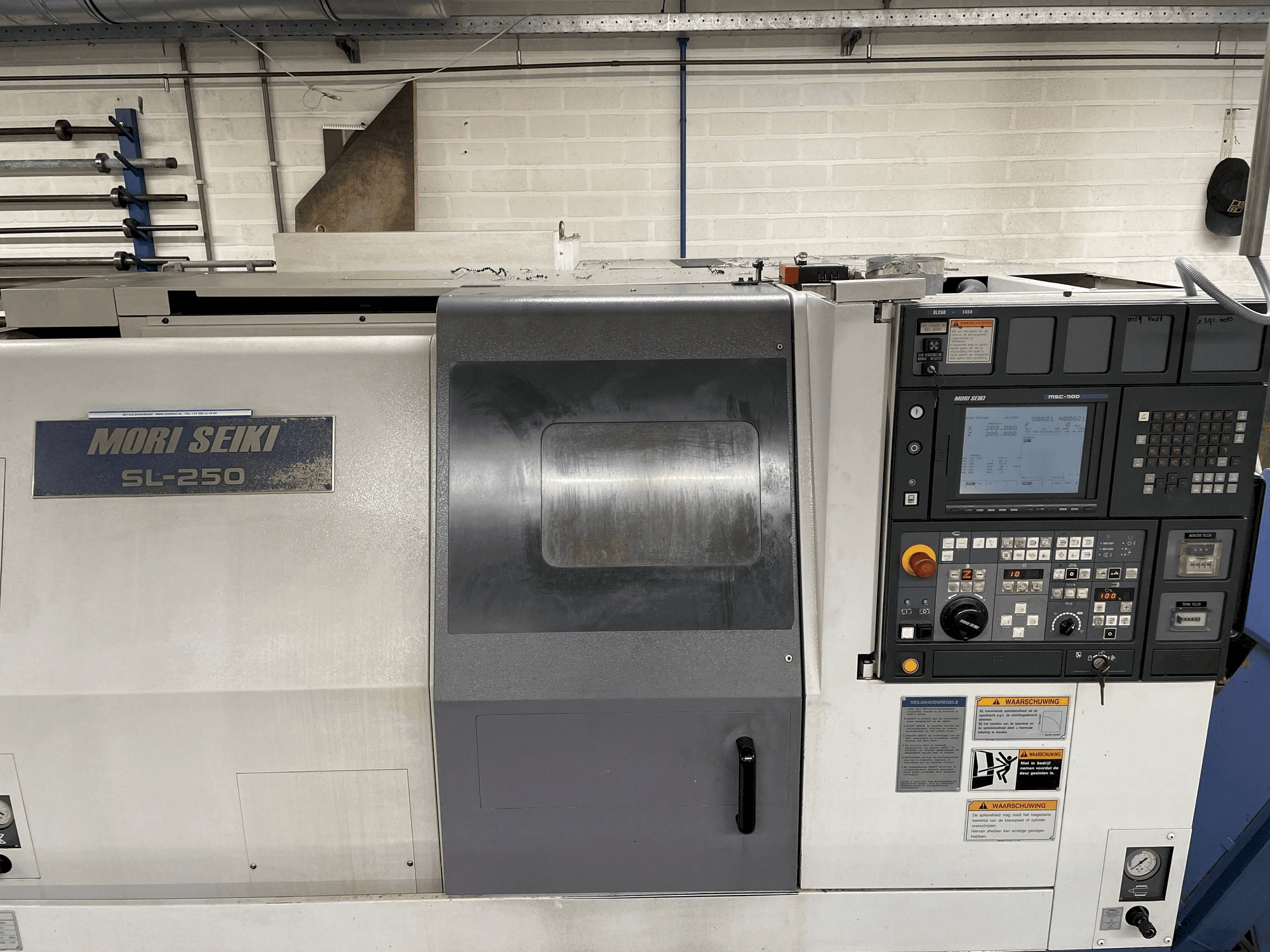 Čelní pohled na MORI SEIKI SL-250 stroj